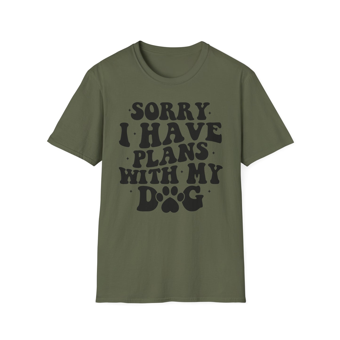 Mann trägt military green T-Shirt mit schwarzem Spruch „Sorry I Have Plans With My Dog“ – Lustiges Hunde Shirt für Männer und Frauen