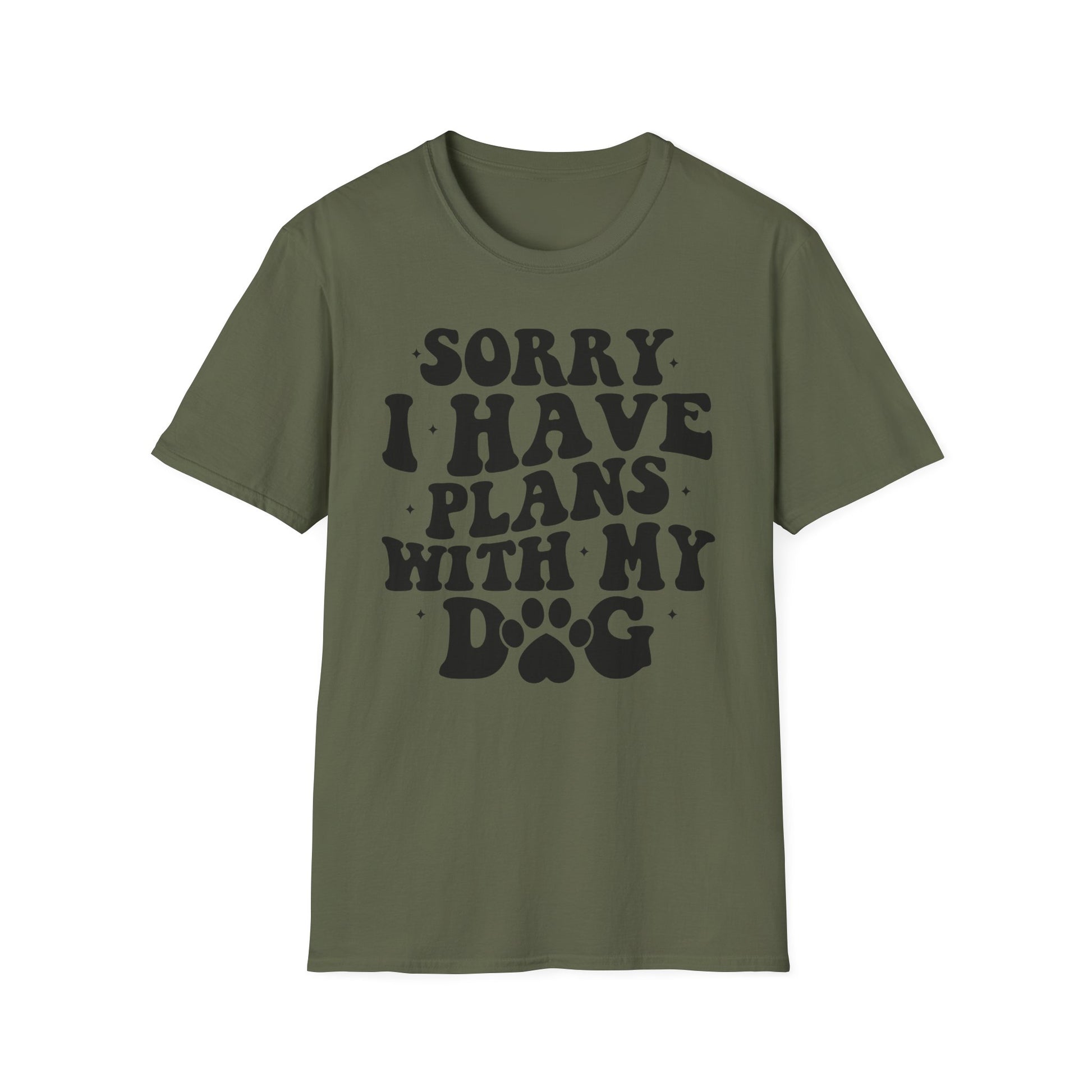 Mann trägt military green T-Shirt mit schwarzem Spruch „Sorry I Have Plans With My Dog“ – Lustiges Hunde Shirt für Männer und Frauen