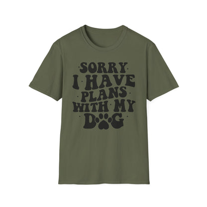 Mann trägt military green T-Shirt mit schwarzem Spruch „Sorry I Have Plans With My Dog“ – Lustiges Hunde Shirt für Männer und Frauen