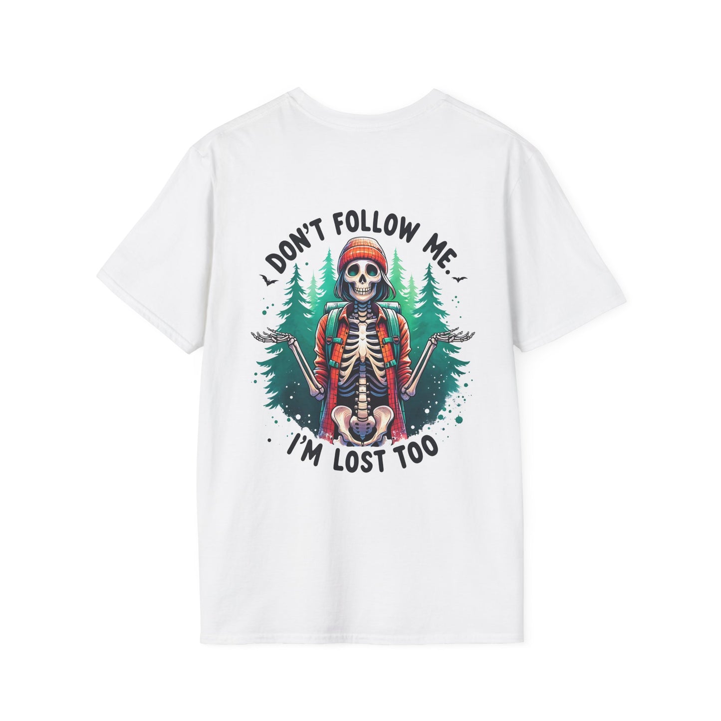 Weißes T-Shirt mit Rückendruck eines Skeletts mit Rucksack, Spruch „Don’t follow me, I’m lost too“ und Wald-Motiv