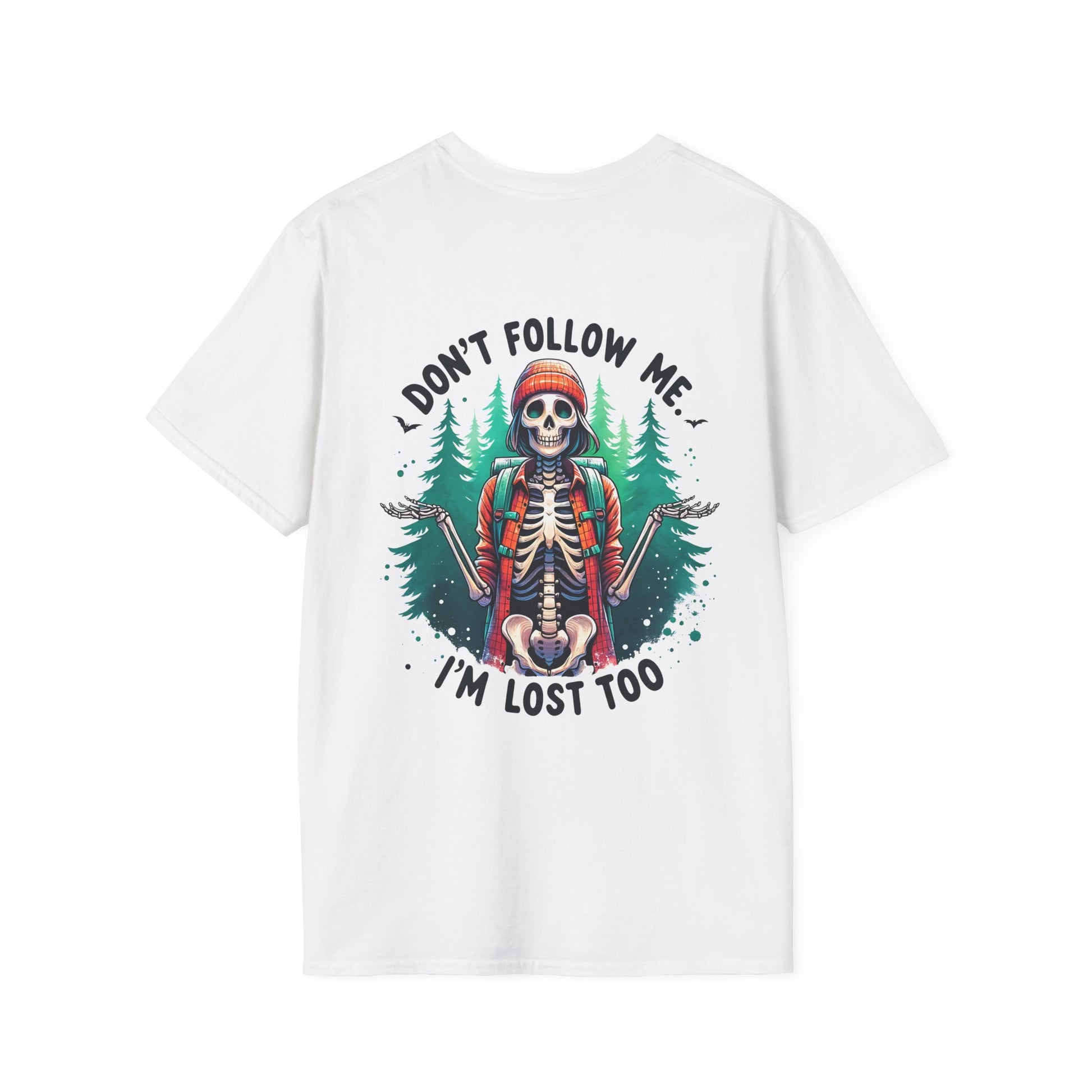 Weißes T-Shirt mit Rückendruck eines Skeletts mit Rucksack, Spruch „Don’t follow me, I’m lost too“ und Wald-Motiv