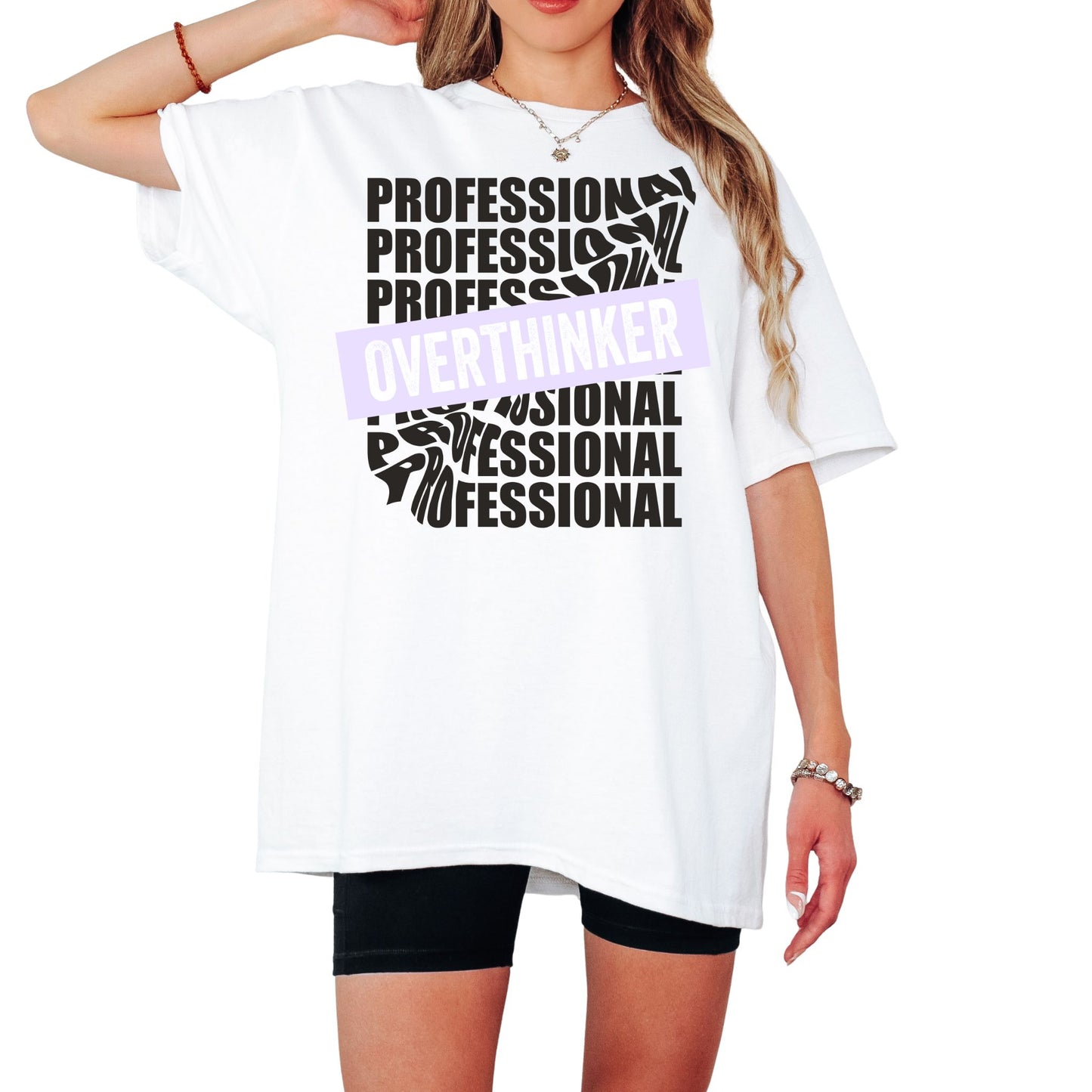 Frau trägt Oversize Professional Overthinker T-Shirt in Weiß, lustiges Statement Shirt im minimalistischen Design für Männer und Frauen