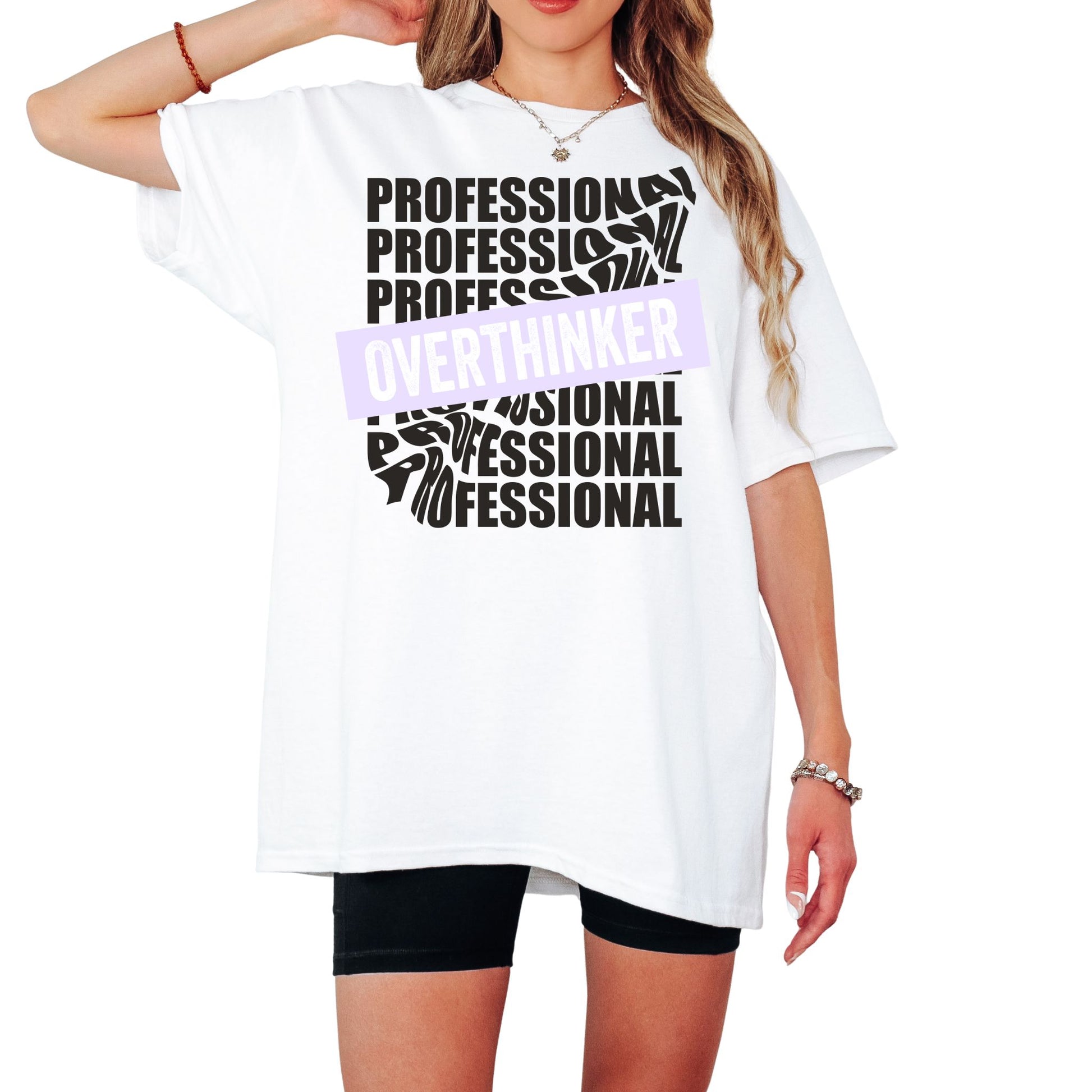 Frau trägt Oversize Professional Overthinker T-Shirt in Weiß, lustiges Statement Shirt im minimalistischen Design für Männer und Frauen