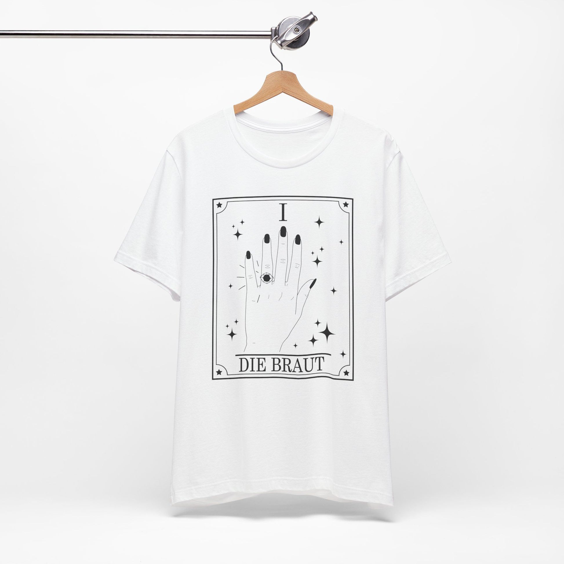 hängendes weißes Tshirt "DIe Braut" im Tarot Karten Style