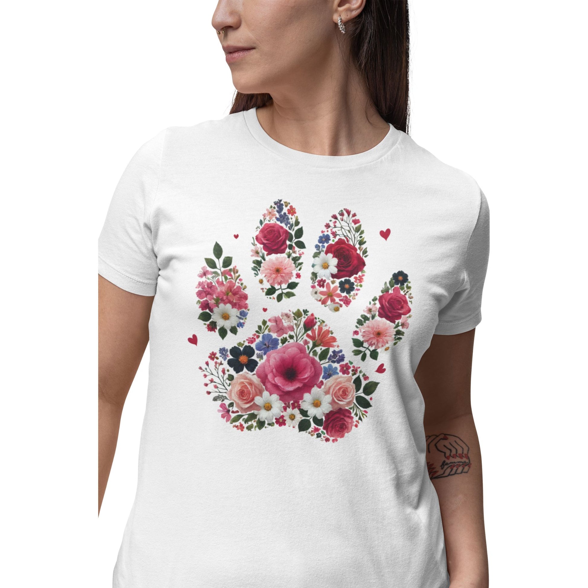 Weißes T-Shirt mit großem Print einer floralen Hundepfote aus bunten Blumen – Design für Hundefans und Tierfreunde.