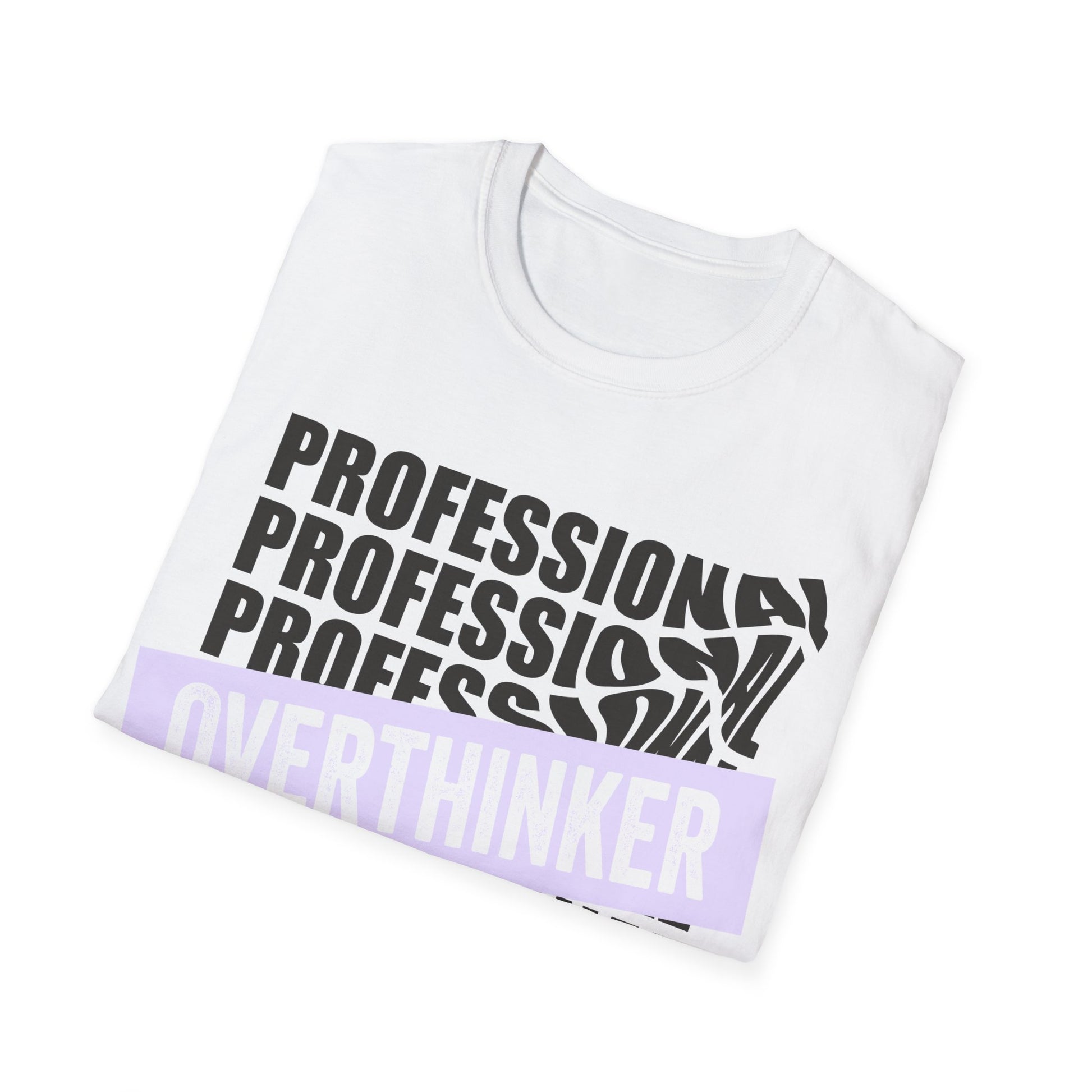 Professional Overthinker T-Shirt in Weiß, lustiges Statement Shirt im minimalistischen Design für Männer und Frauen gefalten