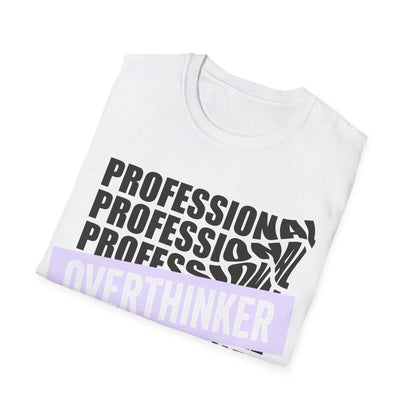 Professional Overthinker T-Shirt in Weiß, lustiges Statement Shirt im minimalistischen Design für Männer und Frauen gefalten