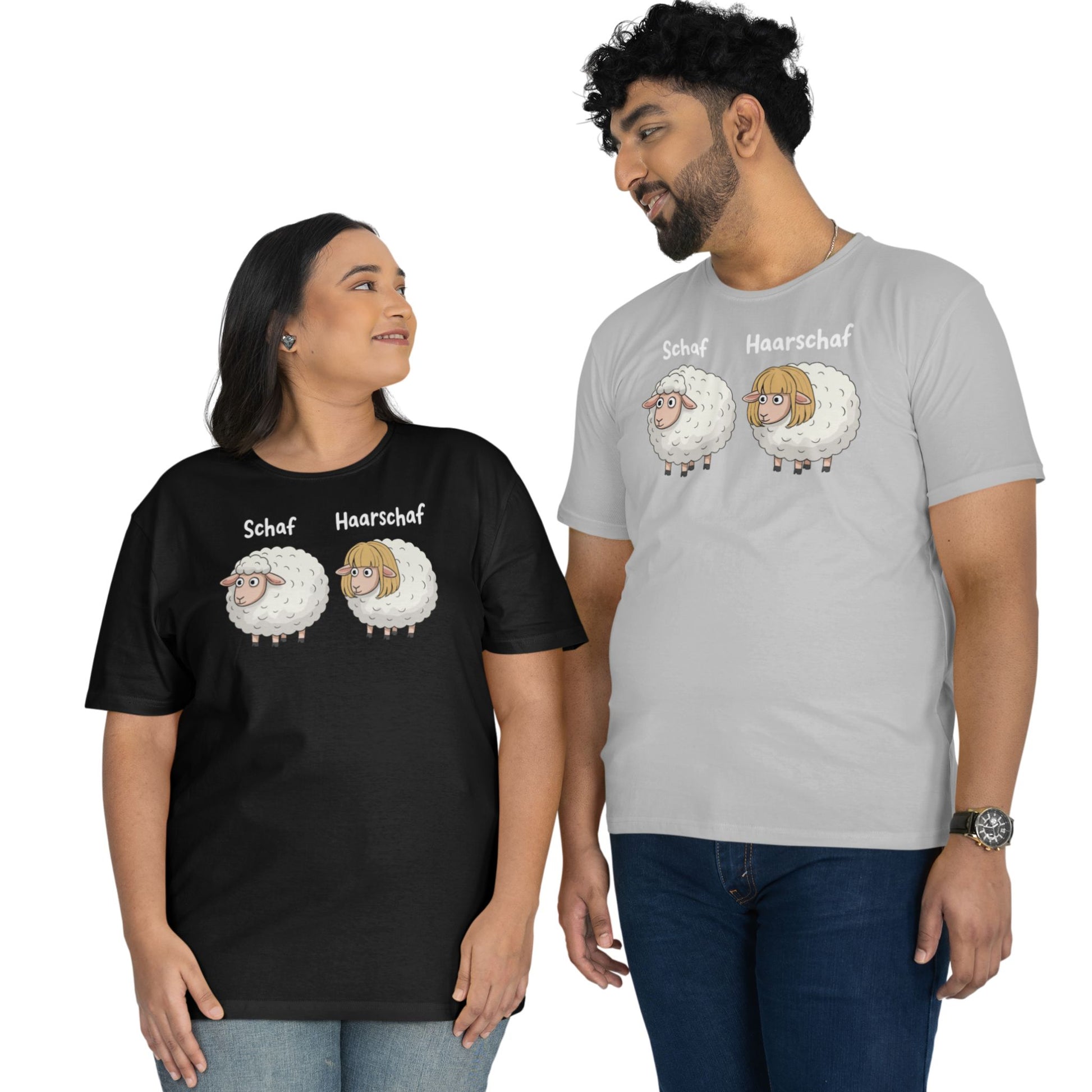 Frau trägt schwarzes Shirt, Mann trägt graues Shirt  mit Comic-Motiv „Schaf“ und „Haarschaf“ – lustiges Wortspiel für Humor- und Tierliebhaber, Unisex

