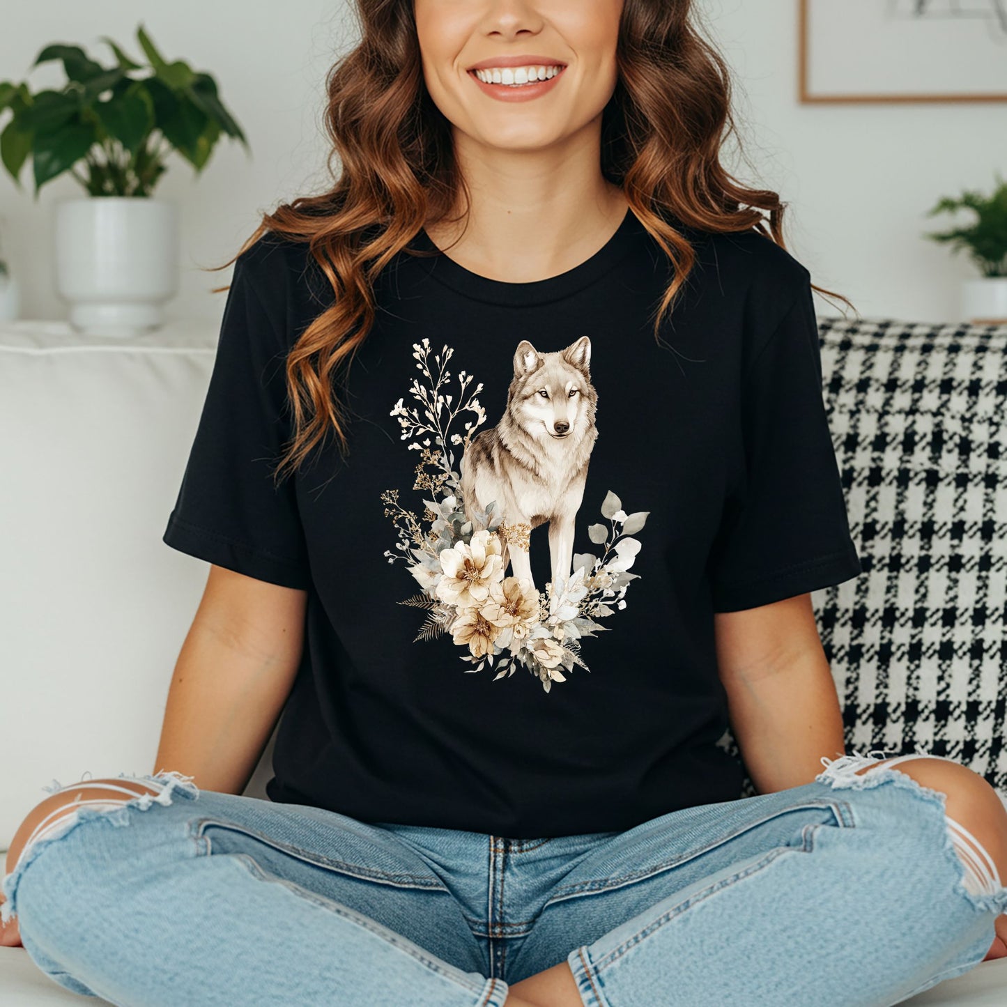 Frau trägt schwarzes T-Shirt mit realistischem Wolf-Motiv und floraler Illustration – Wildlife & Natur Design