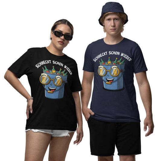 Frau trägt Schwarzes T-Shirt mit Saufeimer-Comic und Spruch „Schmeckt schon wieder“ – lustiges Unisex Partyshirt für Ballermann & Festival und Mann in Navy Farben