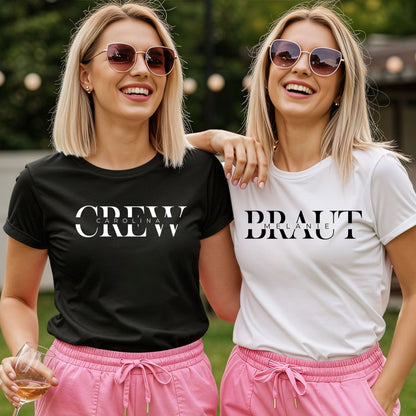 Zwei Frauen mit JGA Shirts: weißes T-Shirt mit „Braut Melanie“ und schwarzes Shirt mit „Crew Carolina“, beide tragen pinke Shorts