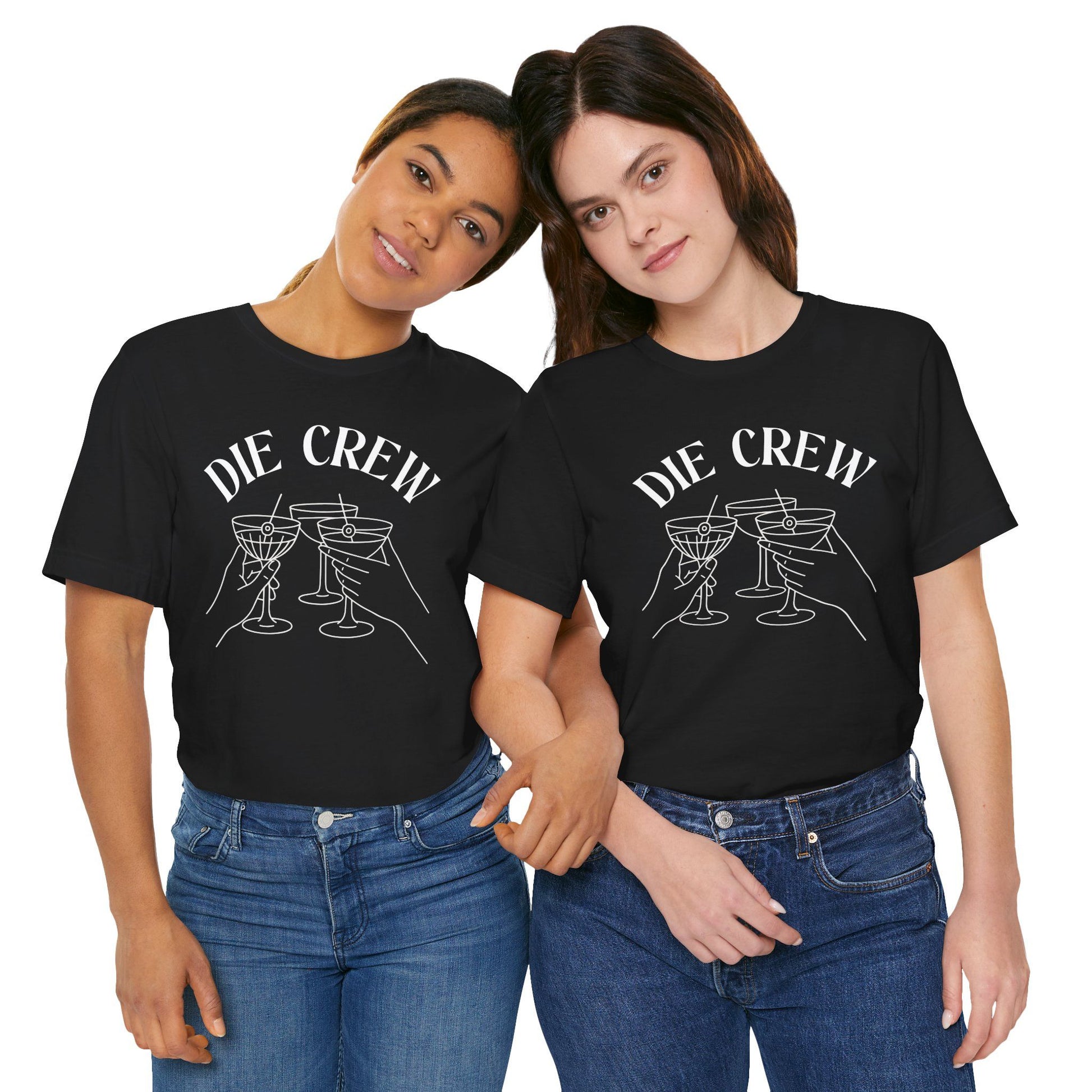 Die Crew Shirt - Gläser Anstoß auf dem Shirt der beiden Crew Mitglieder