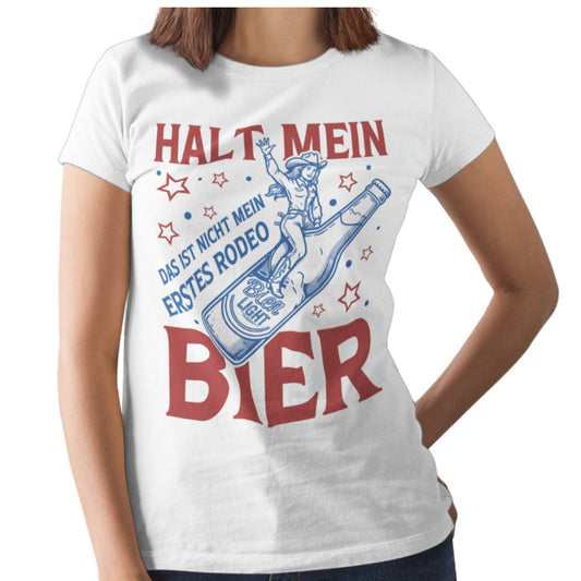 Weißes Damen T-Shirt im Unisex-Schnitt mit Aufdruck „Halt mein Bier – Das ist nicht mein erstes Rodeo“ und Illustration einer Rodeo-Reiterin auf einer Bierflasche – lustiges Partyshirt für Bierliebhaber
