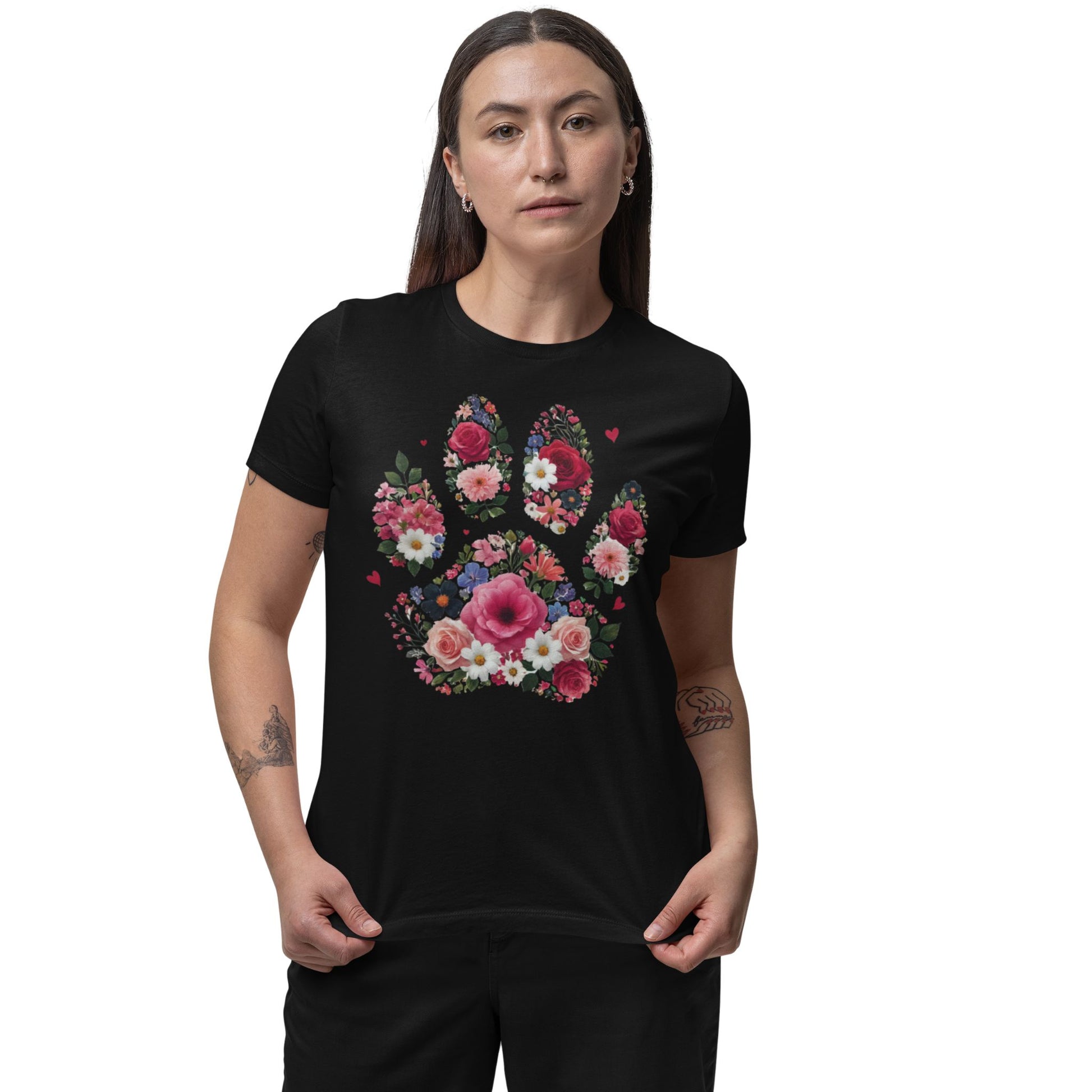 Weißes und schwarzes T-Shirt mit großem Print einer floralen Hundepfote aus bunten Blumen – Design für Hundefans und Tierfreunde.