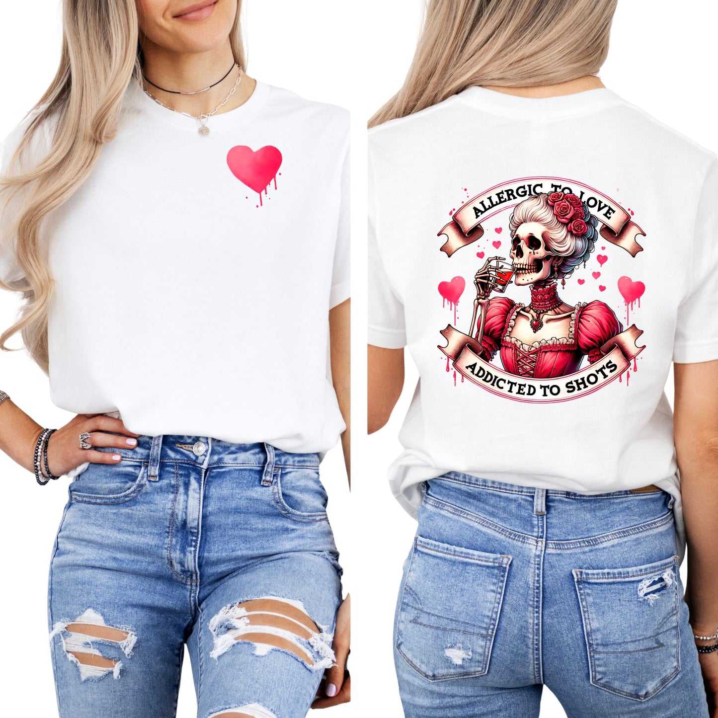 Frauen tragen weißes T-Shirt mit kleinem Herz vorne und großem Skelett-Print mit dem Spruch „Allergic to Love – Addicted to Shots“ auf dem Rücken