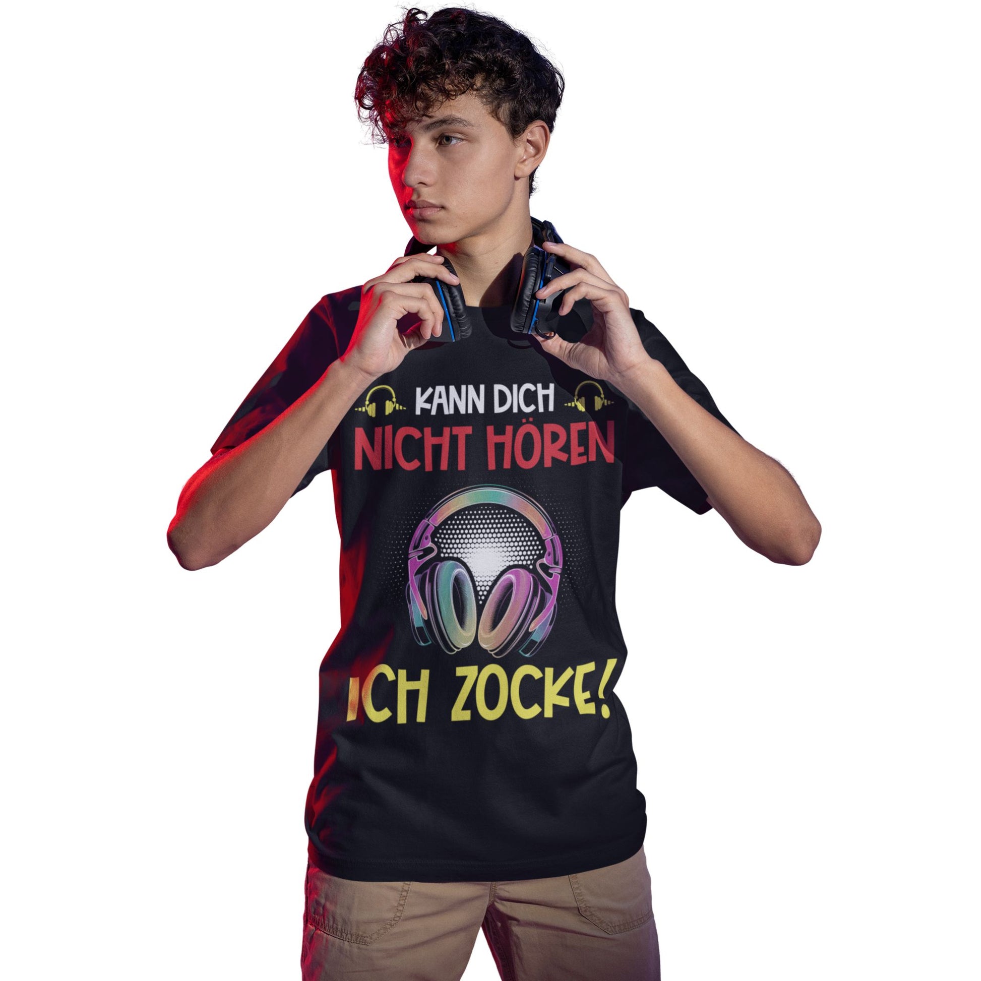 Schwarzes T-Shirt mit buntem Headset und dem Spruch „Kann dich nicht hören – Ich zocke!“ in roten und gelben Lettern, ideal für Gamer