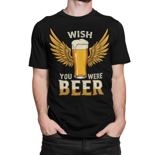 Mann trägt Schwarzes Unisex T-Shirt mit Aufdruck „Wish You Were Beer“ und Illustration eines Bierglases mit goldenen Flügeln – lustiges Party & Festival Shirt für Bierliebhaber