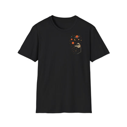 Schwarzes Astronauten T-Shirt mit Weltall und Planeten im Brusttaschen-Look – Unisex Shirt für Weltraum- und Sci-Fi-Fans