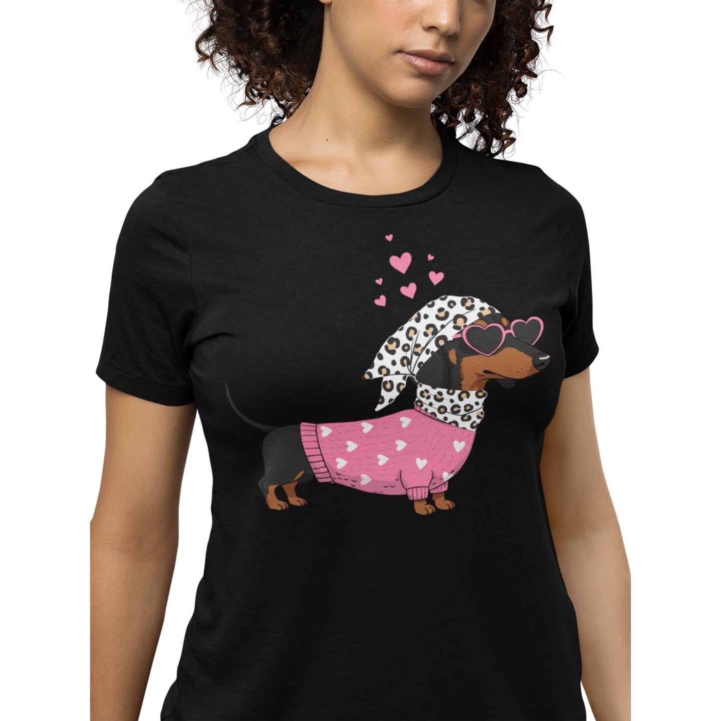 Schwarzes  Dackel T-Shirt mit pinkem Herz-Sweater, Leoparden-Tuch und Herz-Sonnenbrille – Valentinstag & Hundeliebhaber Shirt