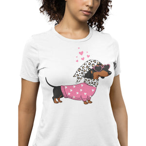  weißes Dackel T-Shirt mit pinkem Herz-Sweater, Leoparden-Tuch und Herz-Sonnenbrille – Valentinstag & Hundeliebhaber Shirt