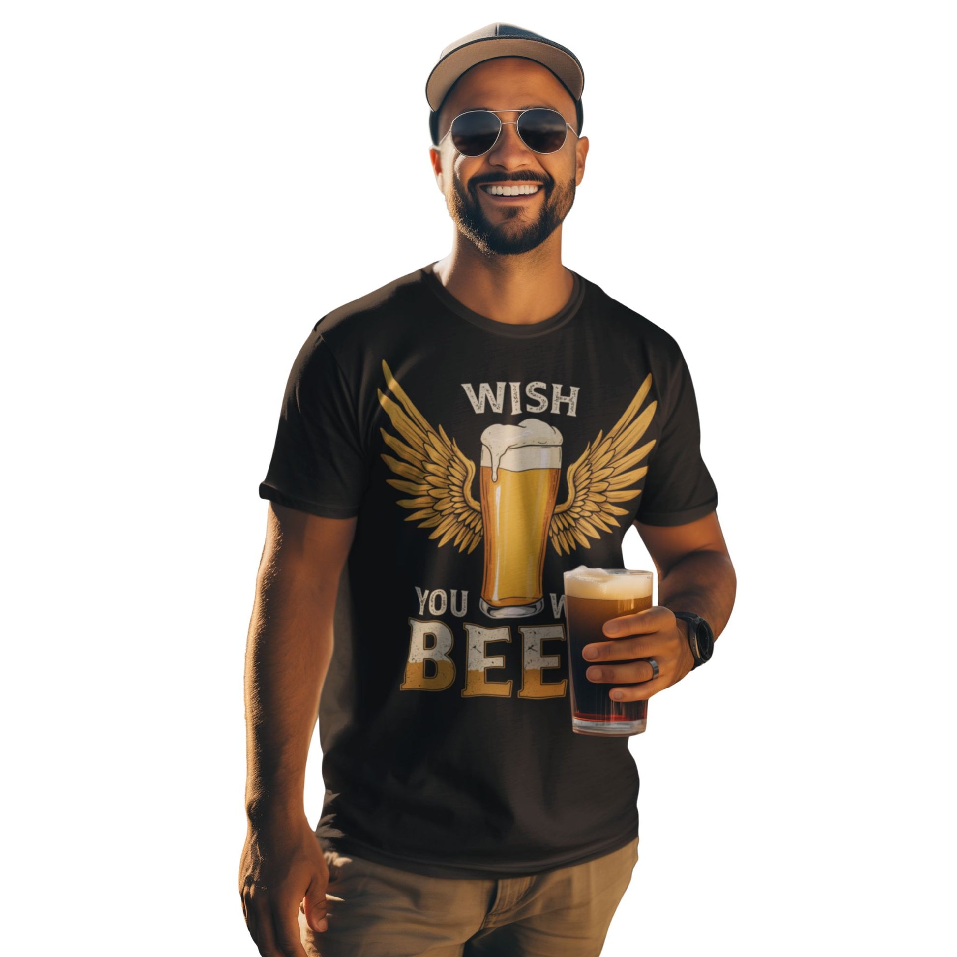 Mann mit Bier in der Hand trägt Schwarzes Unisex T-Shirt mit Aufdruck „Wish You Were Beer“ und Illustration eines Bierglases mit goldenen Flügeln – lustiges Party & Festival Shirt für Bierliebhaber