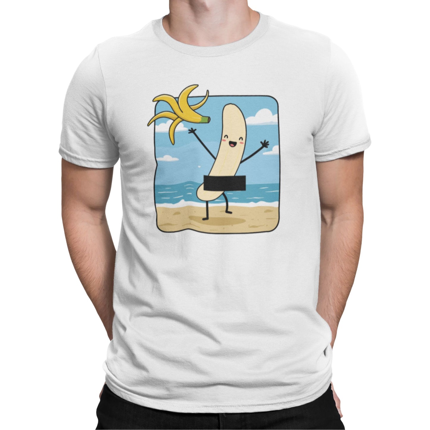 Mann trägt Lustiges weißes T-Shirt mit Cartoon-Banane am Strand, die eine Bananenschale hochhält – Sommer Funshirt Unisex