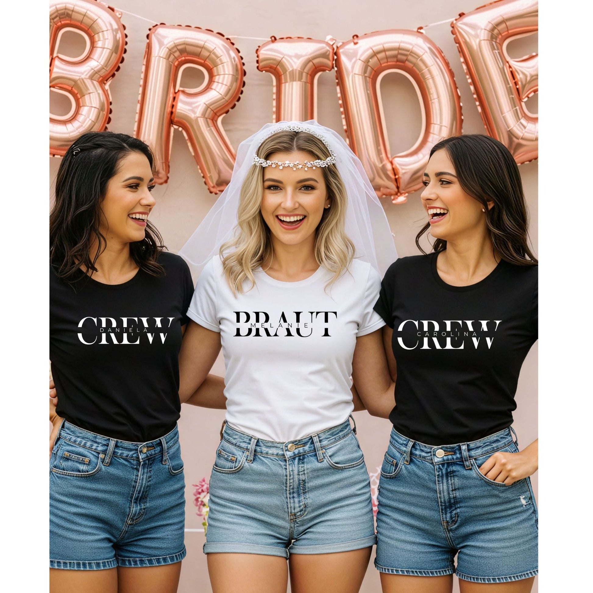 Frauen mit JGA Shirts: weißes T-Shirt mit „Braut Melanie“ und schwarzes Shirt mit „Crew Carolina“