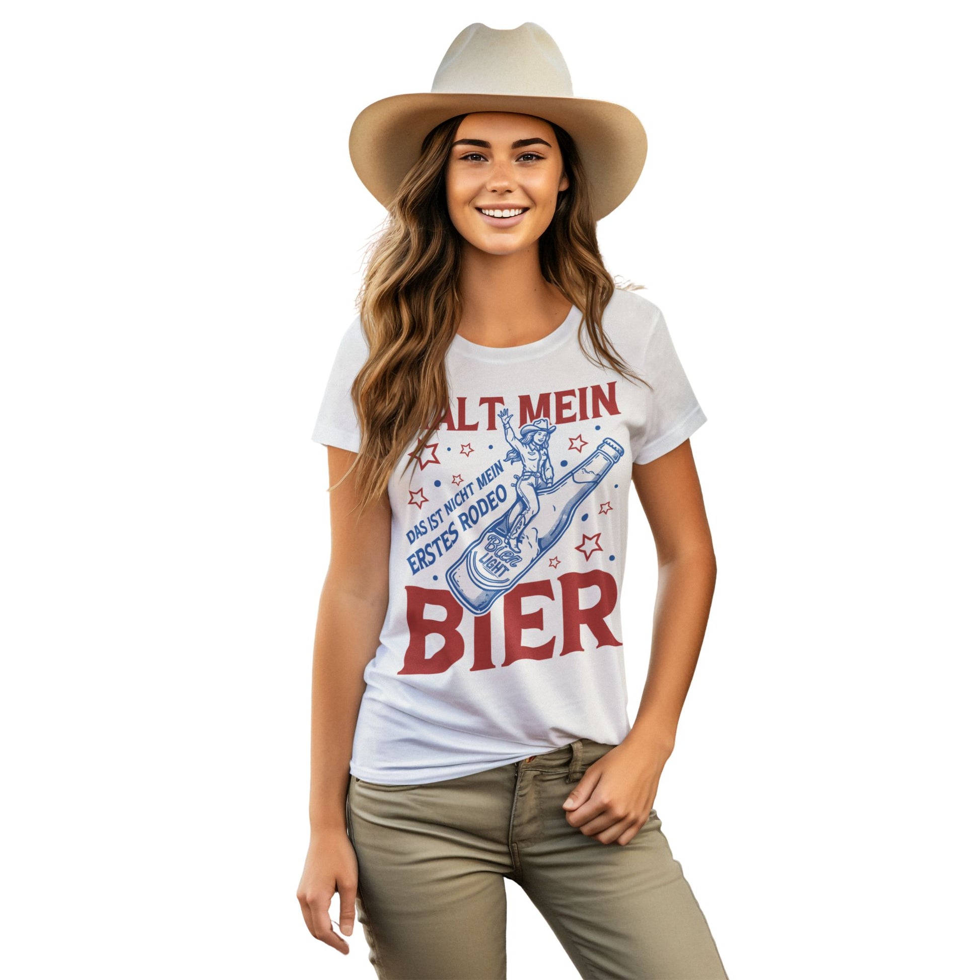 Frau trägt Weißes Damen T-Shirt im Unisex-Schnitt mit Aufdruck „Halt mein Bier – Das ist nicht mein erstes Rodeo“ und Illustration einer Rodeo-Reiterin auf einer Bierflasche – lustiges Partyshirt für Bierliebhaber