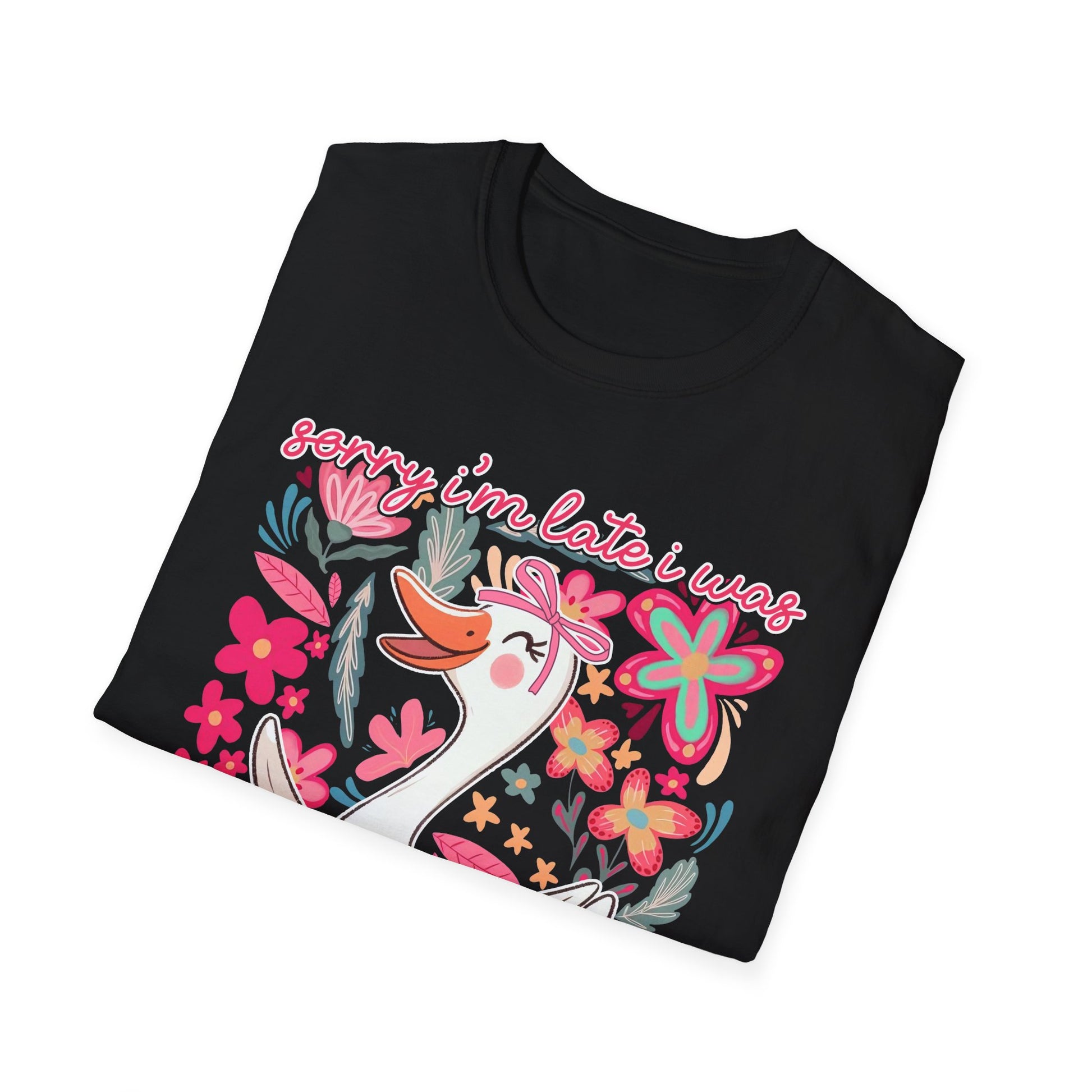 tshirt mit dem aufdruck 'sorry i'm late - i was dilly dallying' trendy design mit gans und blumen