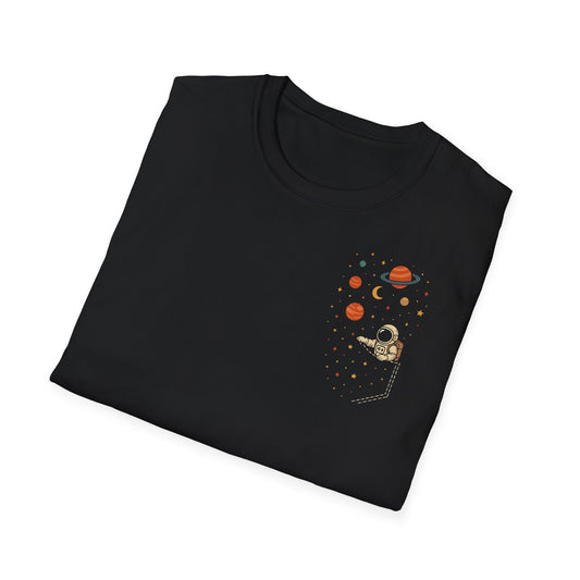 Schwarzes Astronauten T-Shirt mit Weltall und Planeten im Brusttaschen-Look – Unisex Shirt für Weltraum- und Sci-Fi-Fans