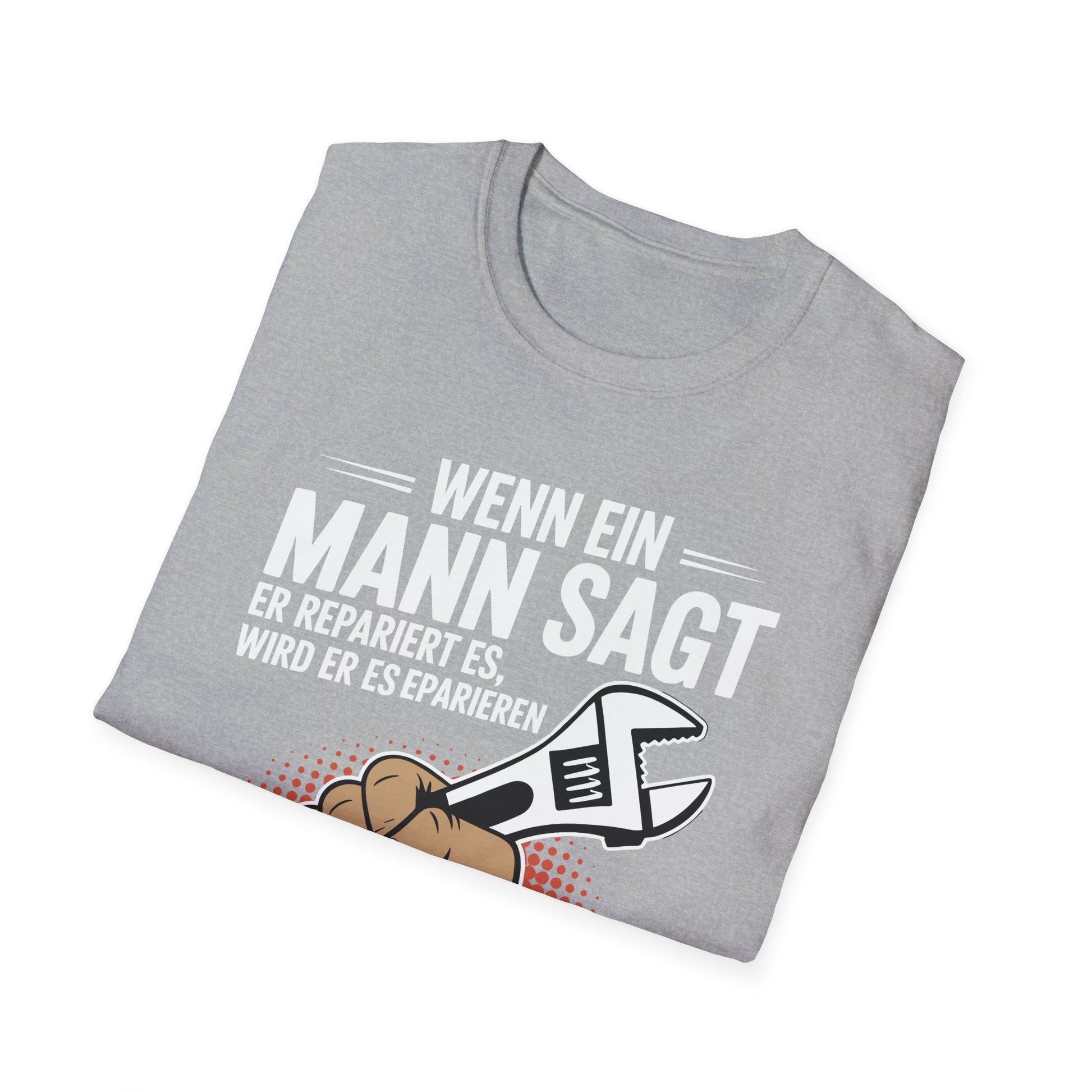 graues gefaltenes Reparatur Humor T-Shirt mit Spruch „Wenn ein Mann sagt, er repariert es…“ und Illustration einer Hand mit Schraubenschlüssel – erhältlich in Schwarz, Military Green und Grau