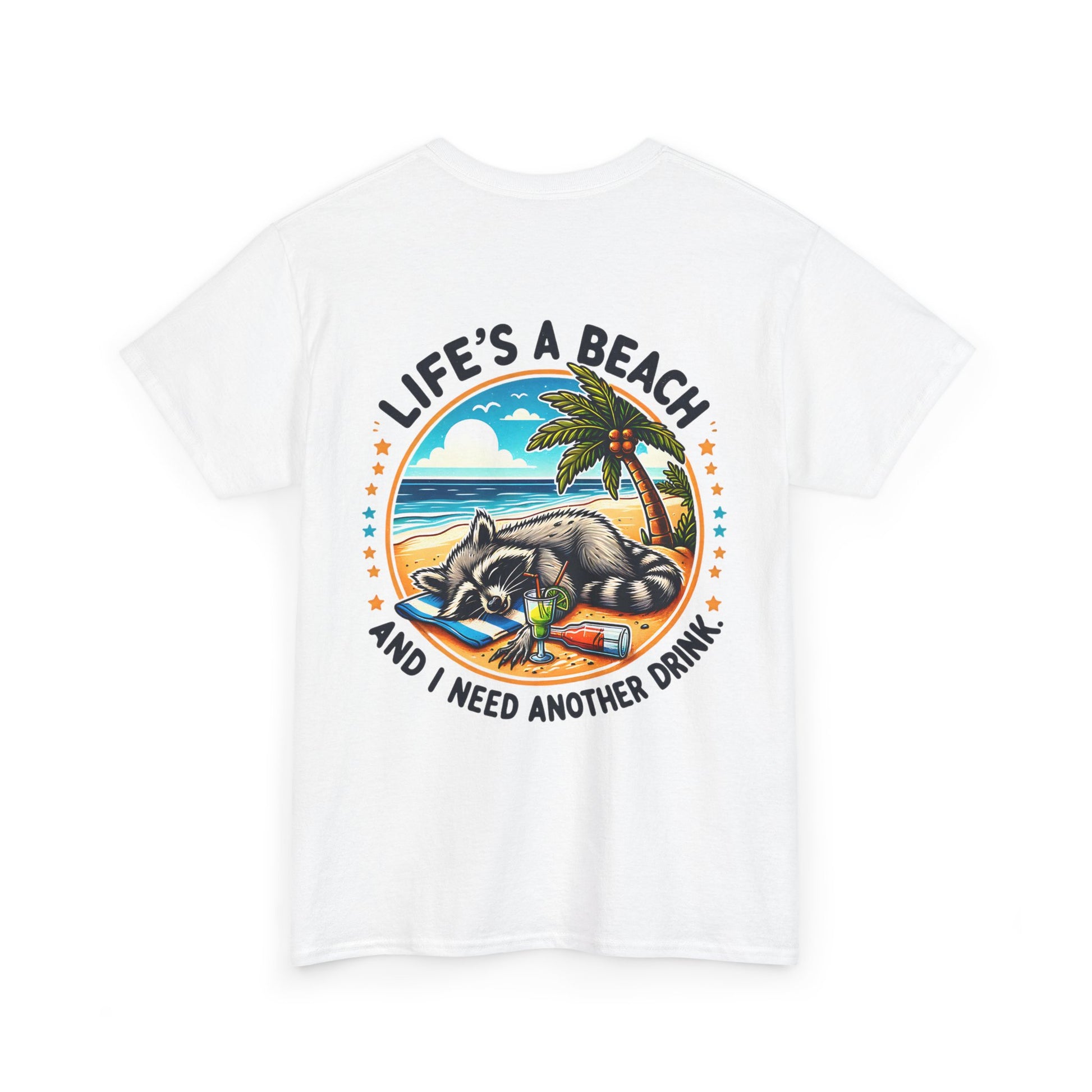 Weißes Unisex T-Shirt mit liegendem Waschbär am Strand, Cocktailglas und dem Spruch „Life’s a Beach – And I Need Another Drink“