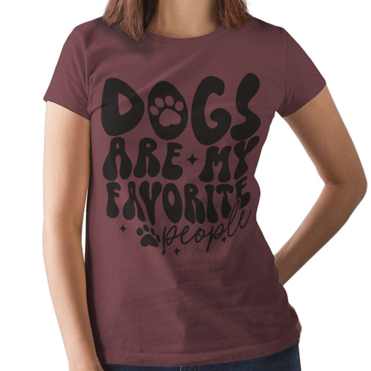 Frau trägt maroon farbendes T-Shirt mit schwarzem Spruch „Dogs Are My Favorite People“ – Lustiges Hunde Shirt für Männer und Frauen