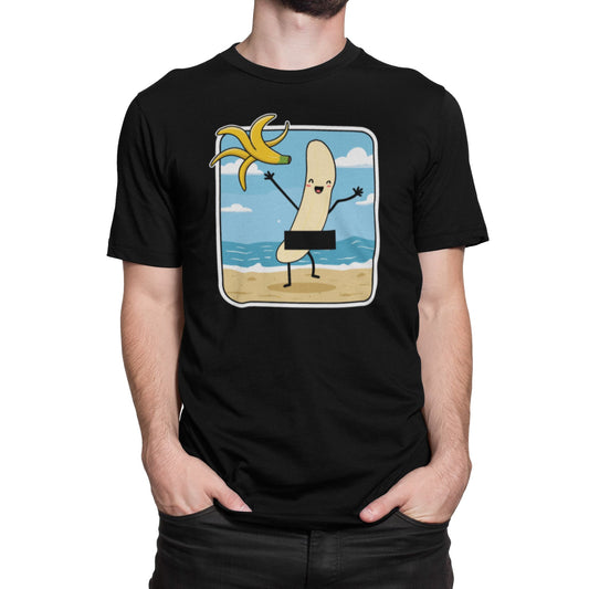 Mann trägt Lustiges schwarzes T-Shirt mit Cartoon-Banane am Strand, die eine Bananenschale hochhält – Sommer Funshirt Unisex