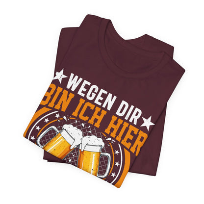 Wegen dir bin ich hier – Bring mir ein Bier T-Shirt – Lustiges Bier-Shirt mit Bierkrug Motiv – Party & Stammtisch