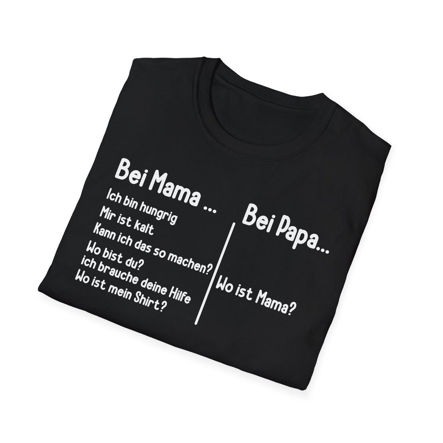 gefaltenes Schwarzes Unisex T-Shirt mit weißem Aufdruck „Bei Mama… Bei Papa… Wo ist Mama?“ – lustiges Elternshirt für Familien mit Humor
