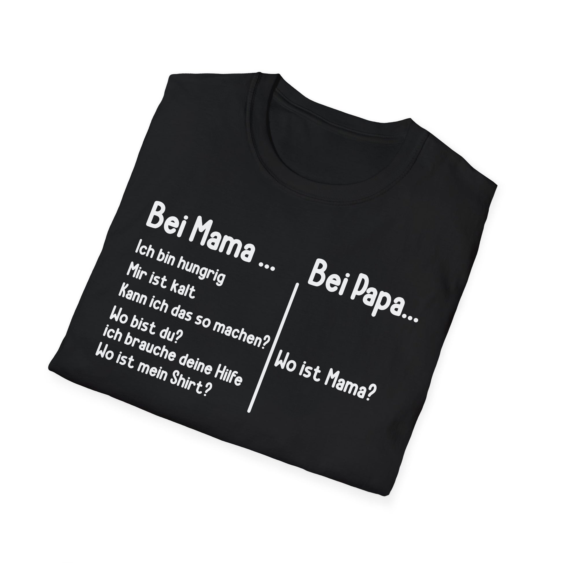 gefaltenes Schwarzes Unisex T-Shirt mit weißem Aufdruck „Bei Mama… Bei Papa… Wo ist Mama?“ – lustiges Elternshirt für Familien mit Humor