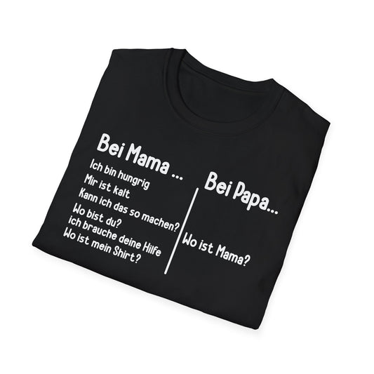 gefaltenes Schwarzes Unisex T-Shirt mit weißem Aufdruck „Bei Mama… Bei Papa… Wo ist Mama?“ – lustiges Elternshirt für Familien mit Humor