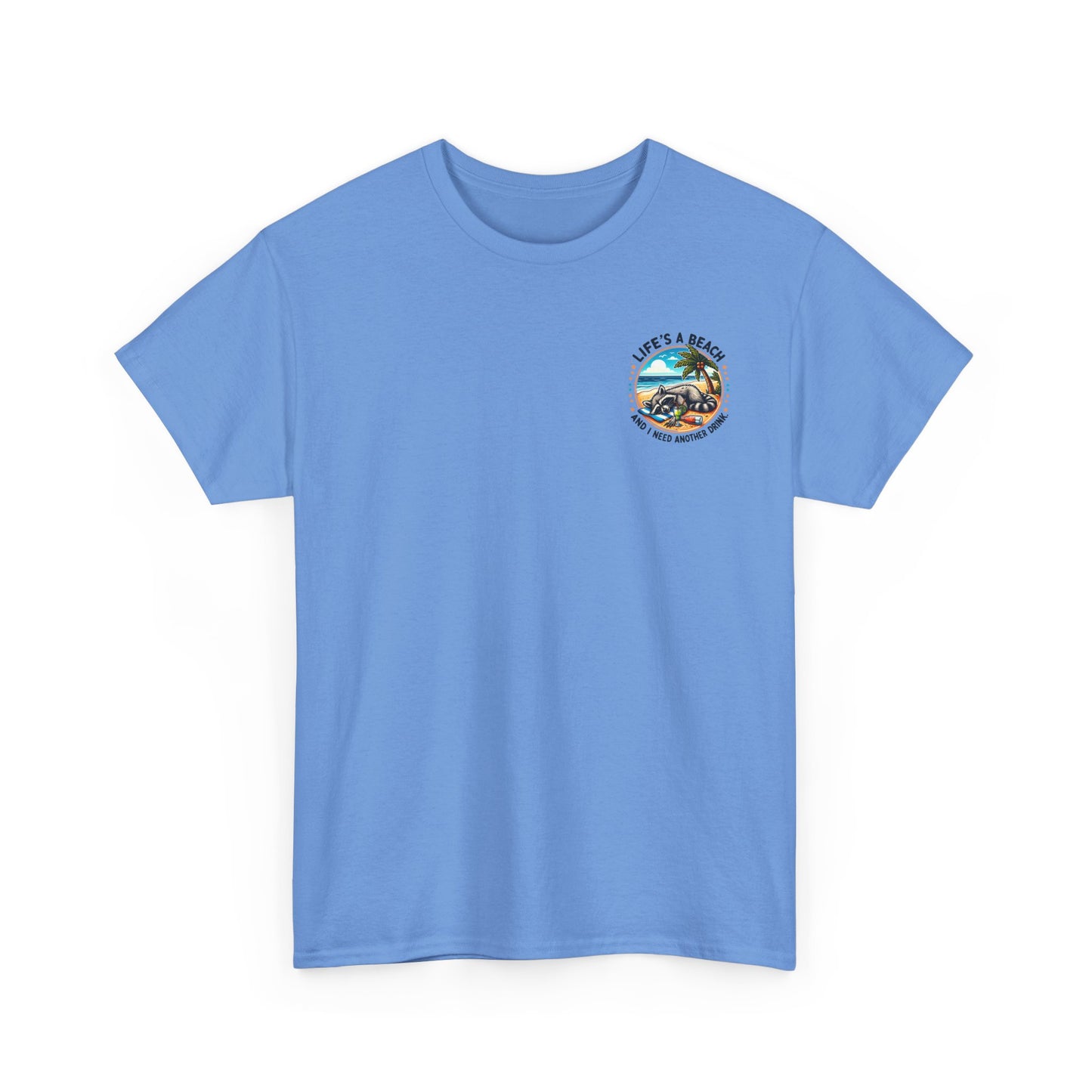 Weißes Unisex T-Shirt mit liegendem Waschbär am Strand, Cocktailglas und dem Spruch „Life’s a Beach – And I Need Another Drink“