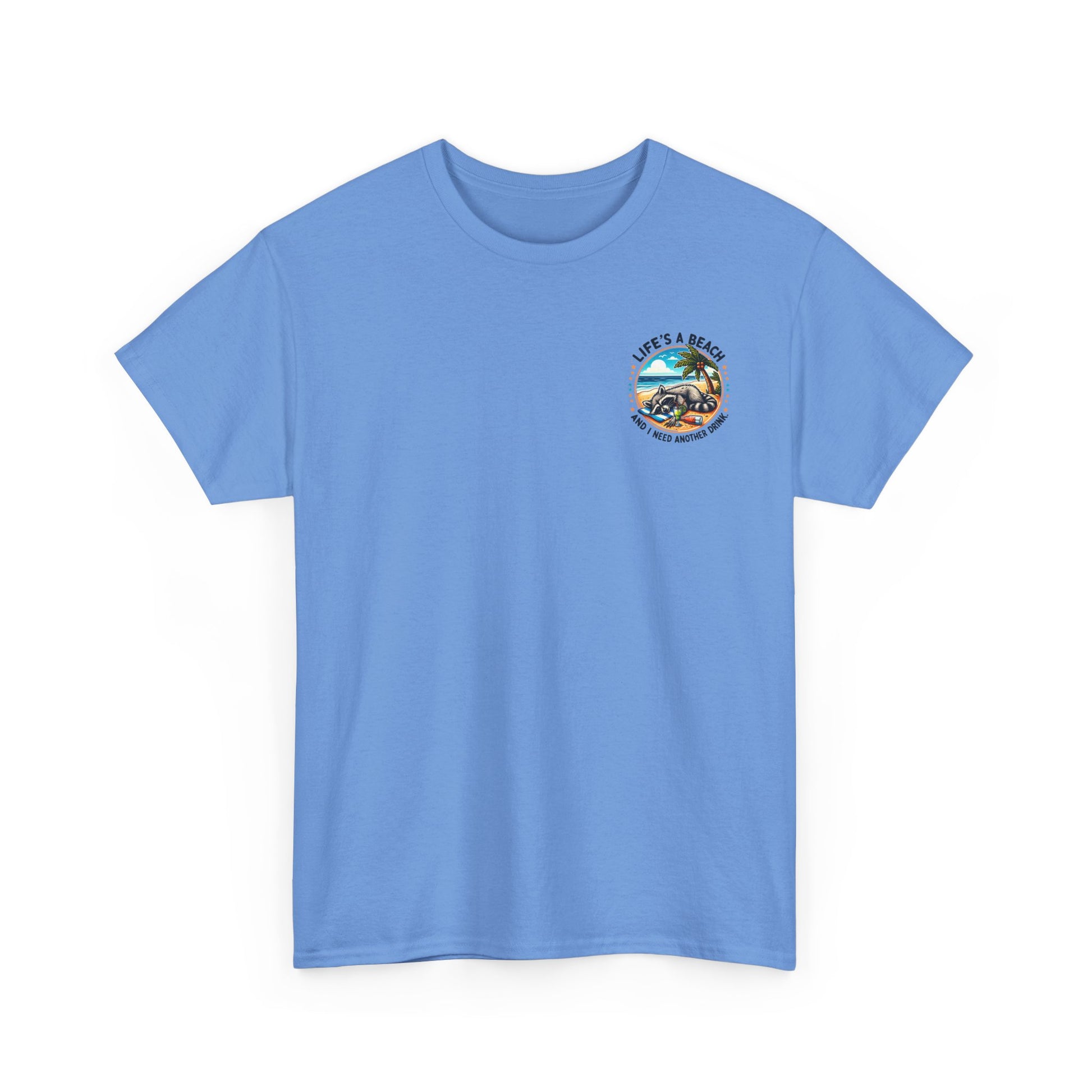 Weißes Unisex T-Shirt mit liegendem Waschbär am Strand, Cocktailglas und dem Spruch „Life’s a Beach – And I Need Another Drink“