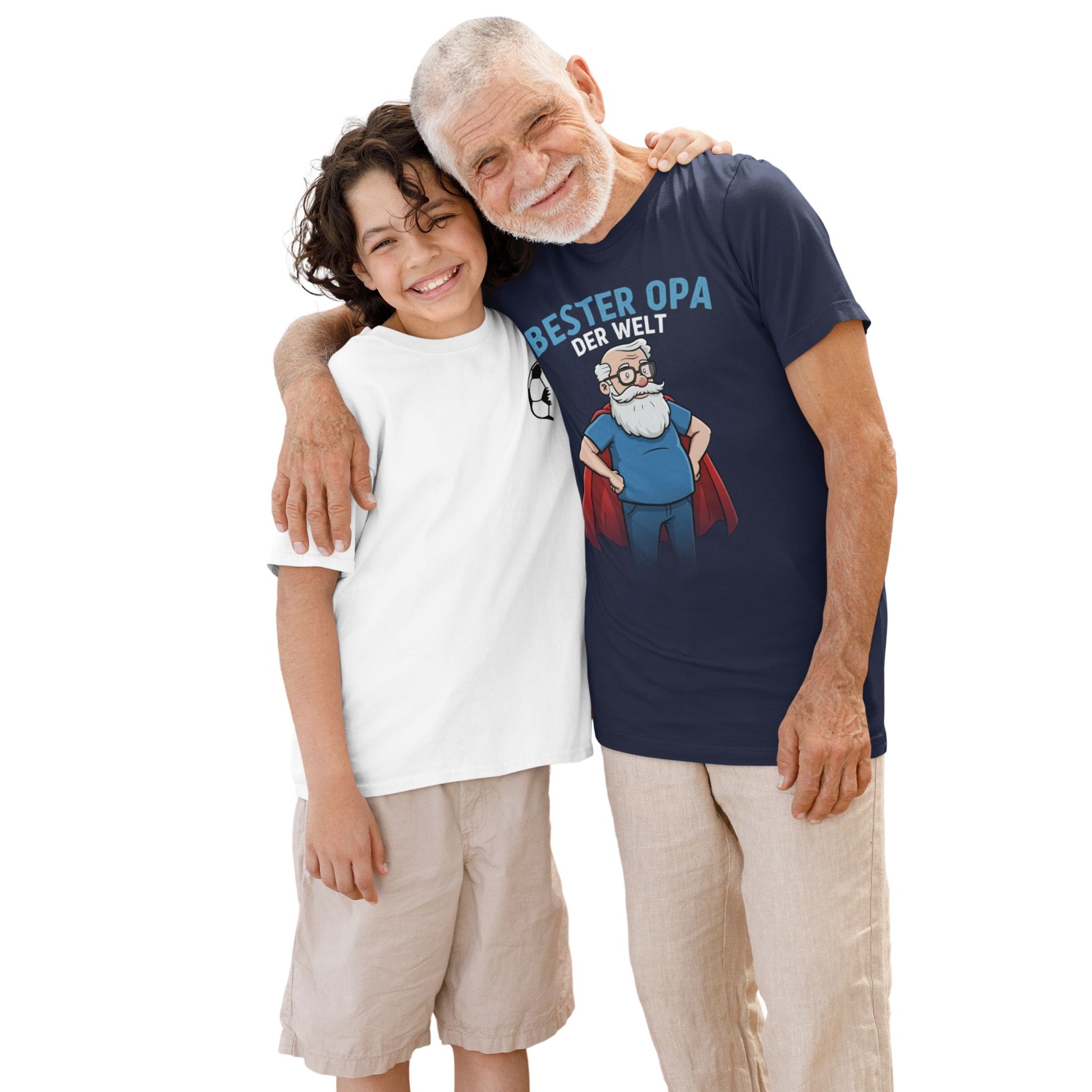Enkel und Opa - Opa trägt ein T-Shirt mit Aufdruck „Bester Opa der Welt“ und Comic-Motiv eines Großvaters mit Superhelden-Umhang