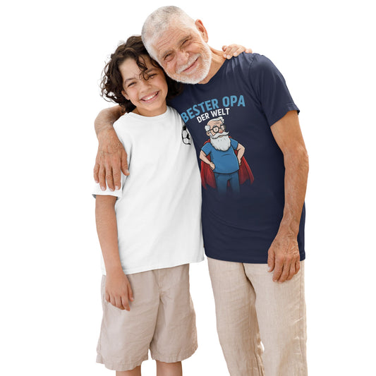 Enkel und Opa - Opa trägt ein T-Shirt mit Aufdruck „Bester Opa der Welt“ und Comic-Motiv eines Großvaters mit Superhelden-Umhang