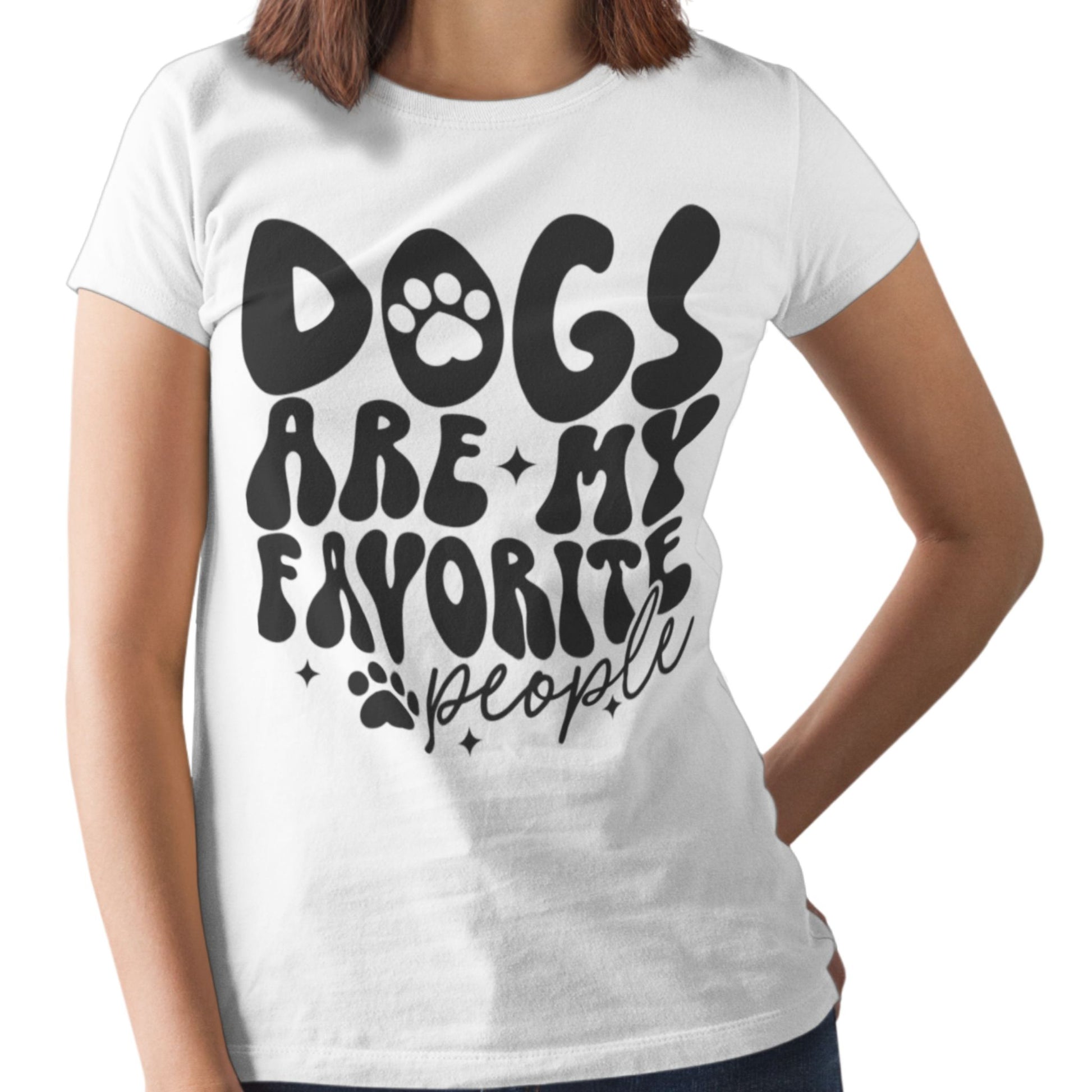 Frau trägt Weißes T-Shirt mit schwarzem Spruch „Dogs Are My Favorite People“ – Lustiges Hunde Shirt für Männer und Frauen
