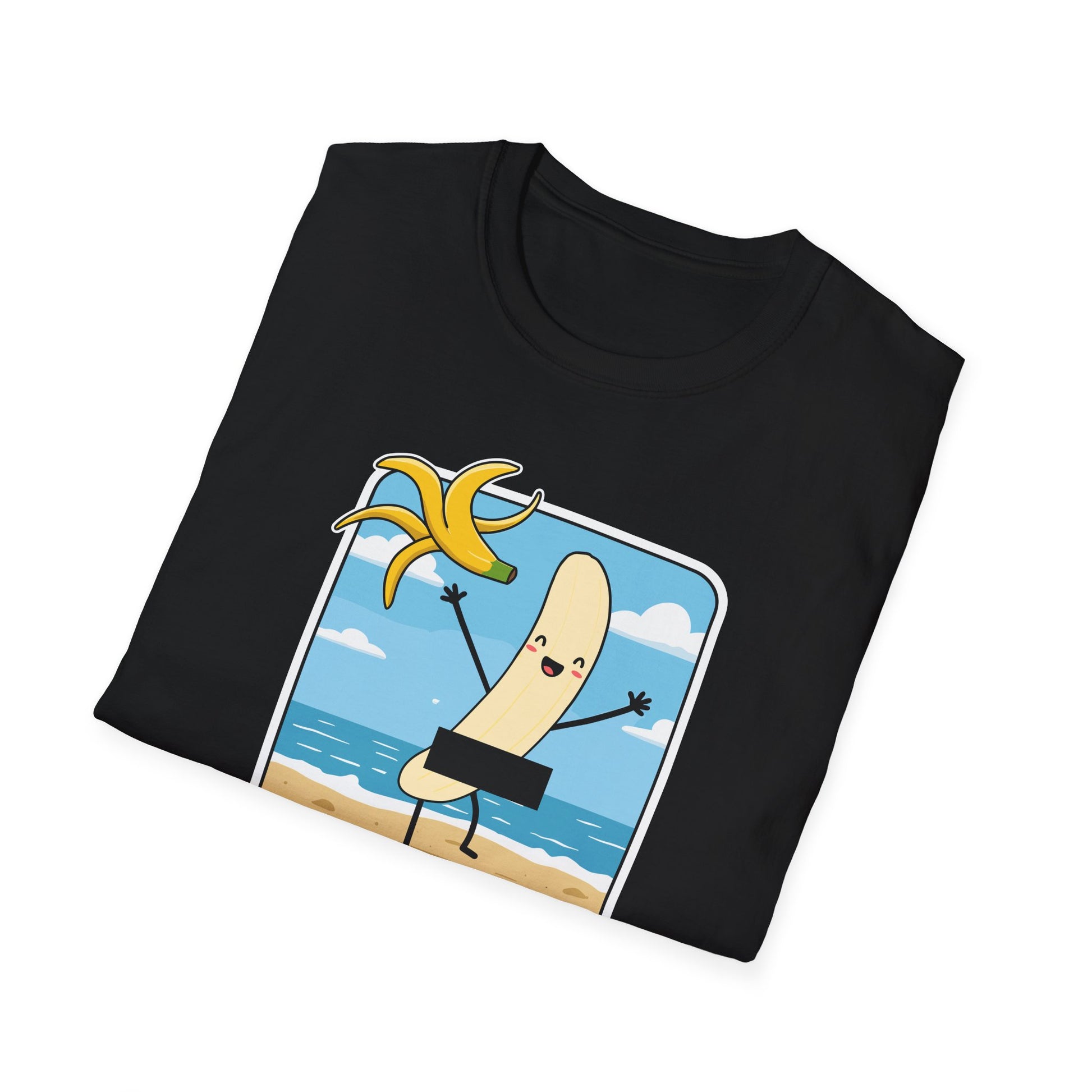 Lustiges schwarzes T-Shirt mit Cartoon-Banane am Strand, die eine Bananenschale hochhält – Sommer Funshirt Unisex gefalten