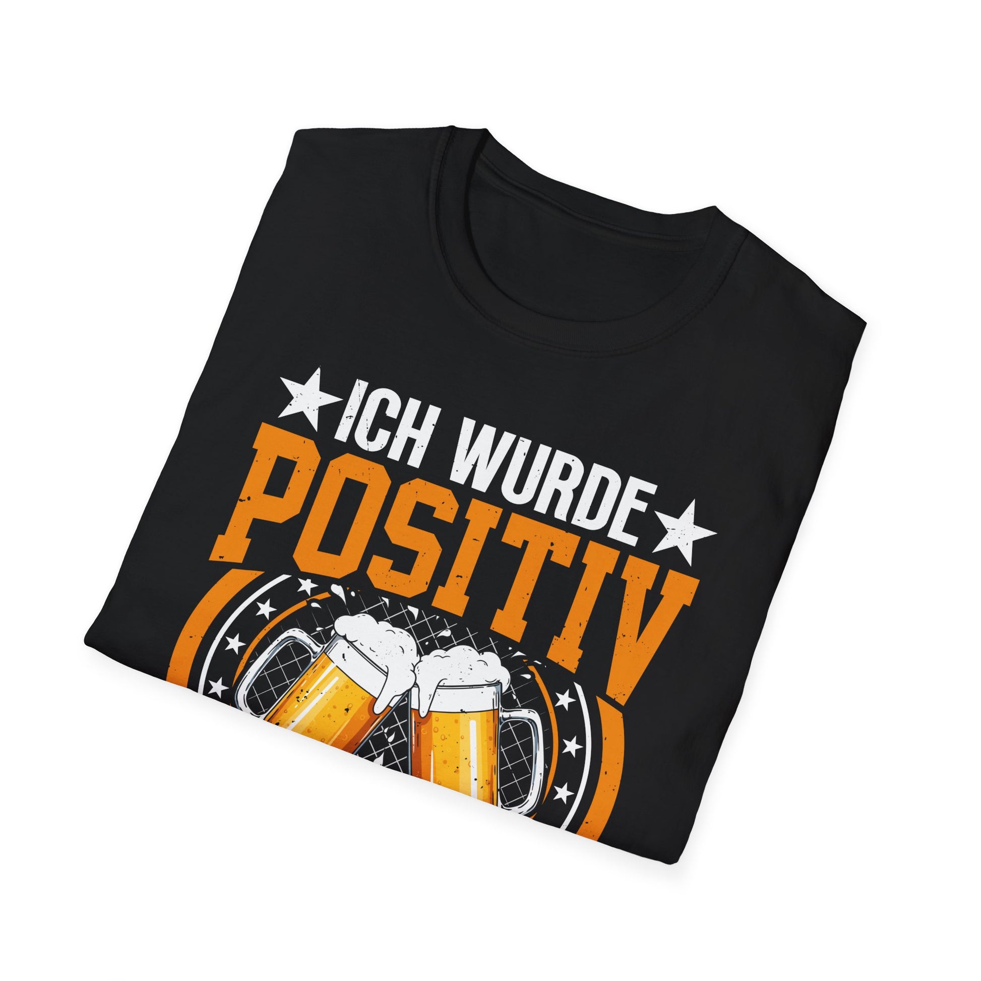 gefaltenes Shirt Schwarzes T-Shirt mit orangem und weißem Aufdruck „Ich wurde positiv auf Durst getestet“ und zwei anstoßenden Bierkrügen – lustiges Partyshirt für Bierliebhaber