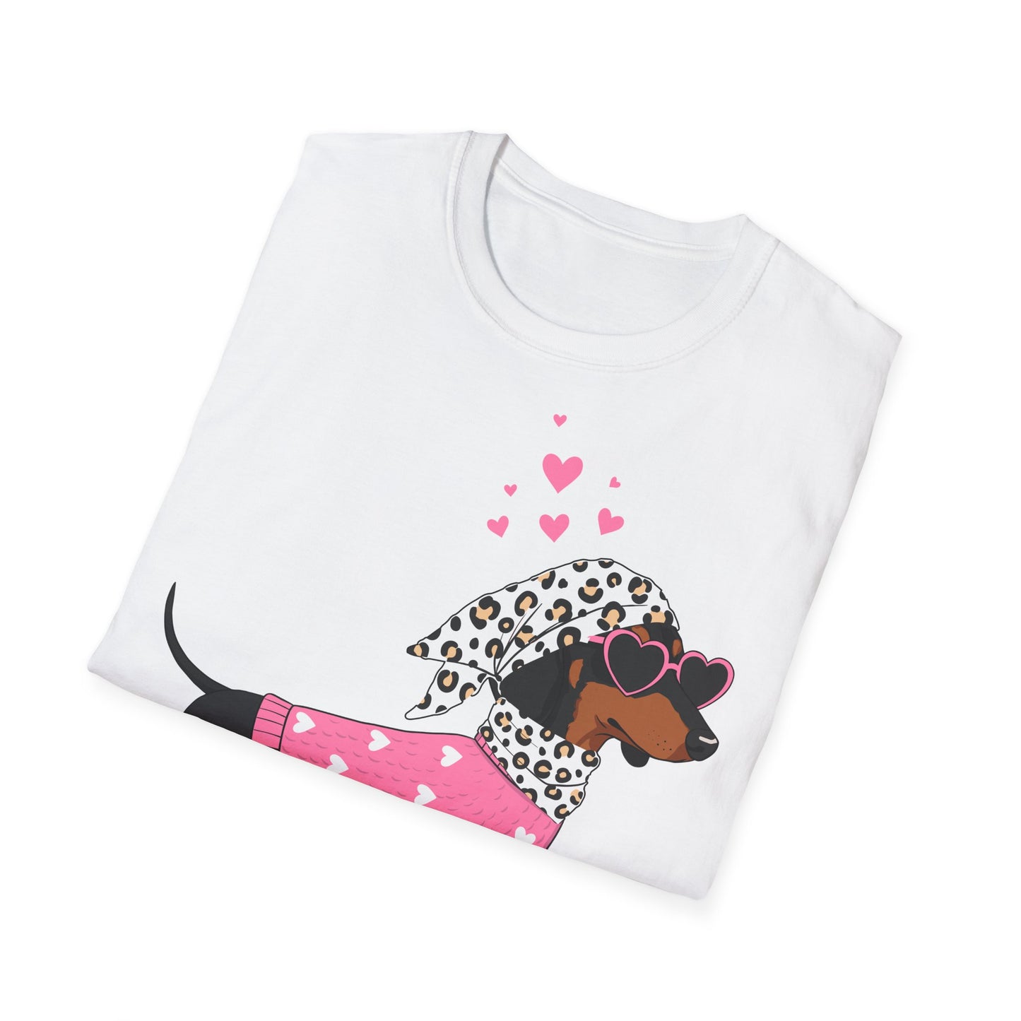 gefalten  weißes Dackel T-Shirt mit pinkem Herz-Sweater, Leoparden-Tuch und Herz-Sonnenbrille – Valentinstag & Hundeliebhaber Shirt