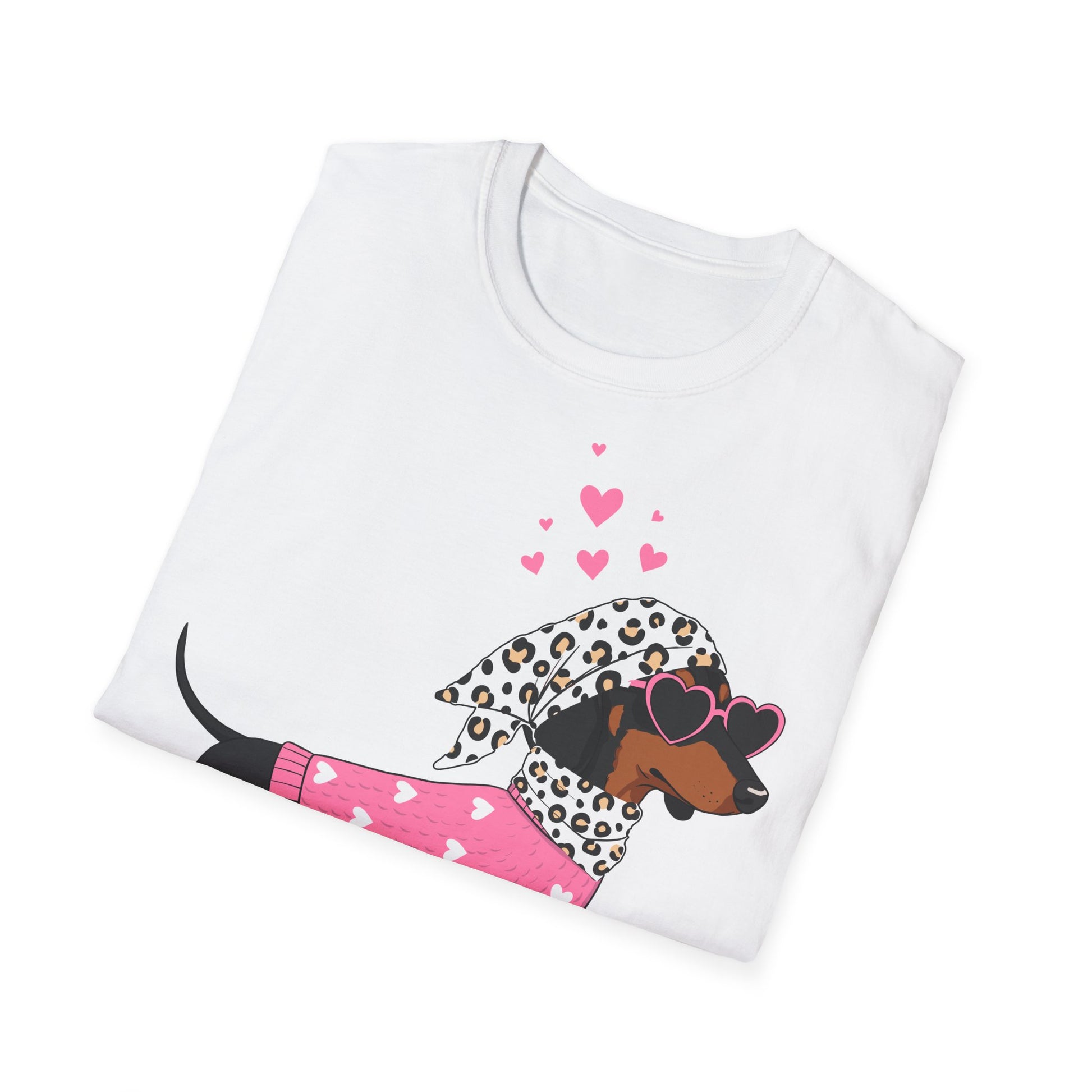 gefalten  weißes Dackel T-Shirt mit pinkem Herz-Sweater, Leoparden-Tuch und Herz-Sonnenbrille – Valentinstag & Hundeliebhaber Shirt