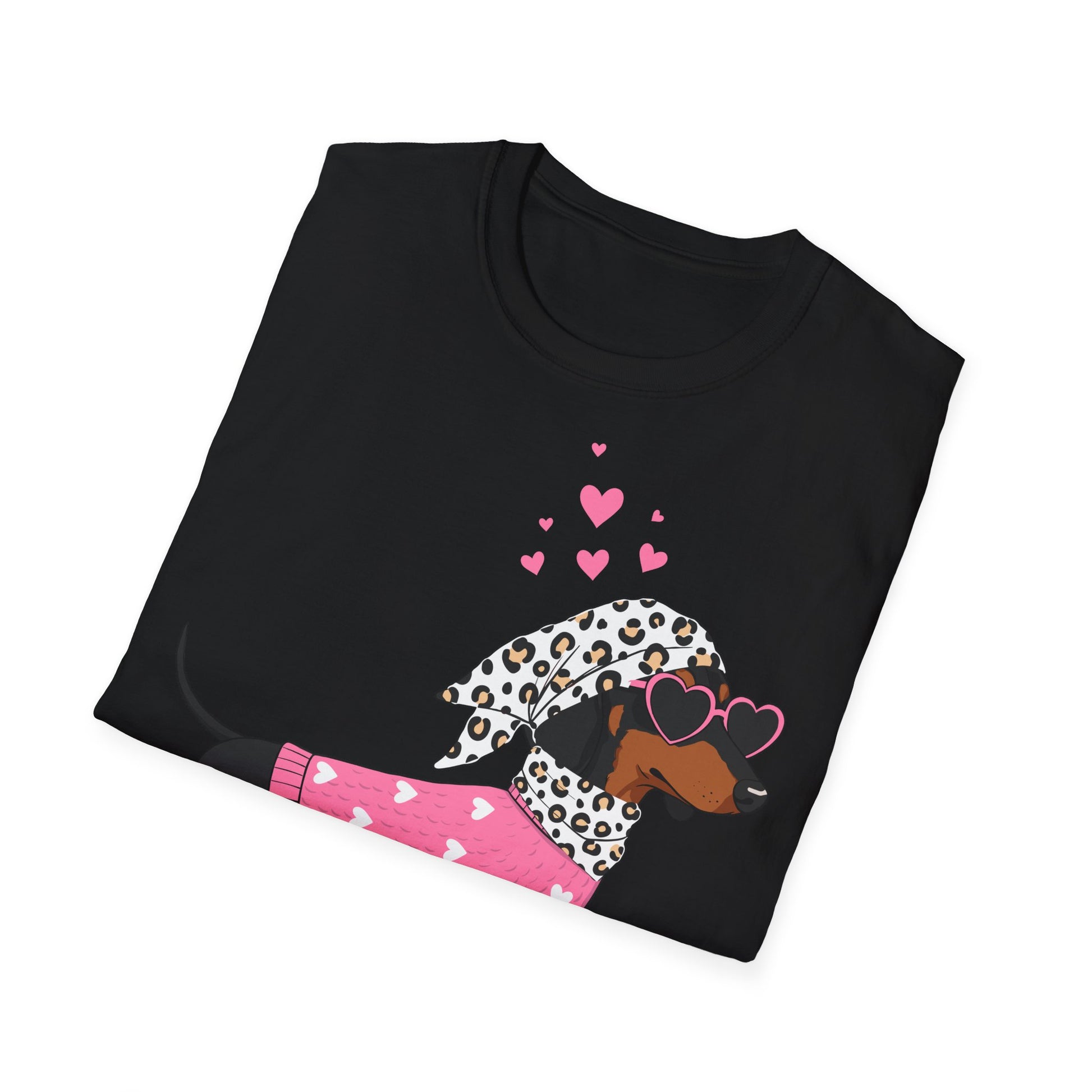 gefalten Schwarzes Dackel T-Shirt mit pinkem Herz-Sweater, Leoparden-Tuch und Herz-Sonnenbrille – Valentinstag & Hundeliebhaber Shirt