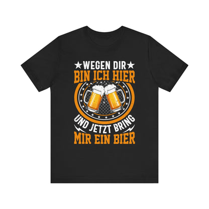 Wegen dir bin ich hier – Bring mir ein Bier T-Shirt – Lustiges Bier-Shirt mit Bierkrug Motiv – Party & Stammtisch