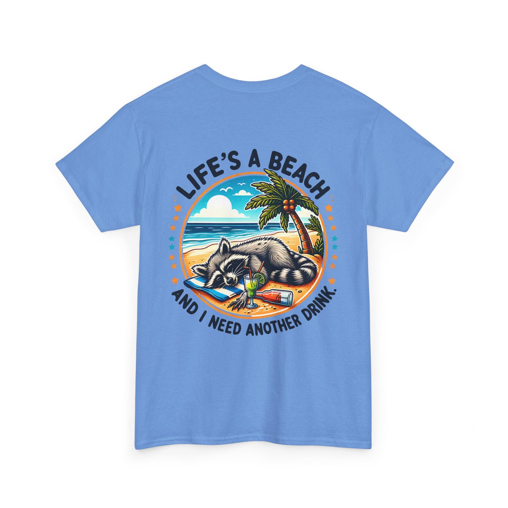 Weißes Unisex T-Shirt mit liegendem Waschbär am Strand, Cocktailglas und dem Spruch „Life’s a Beach – And I Need Another Drink“